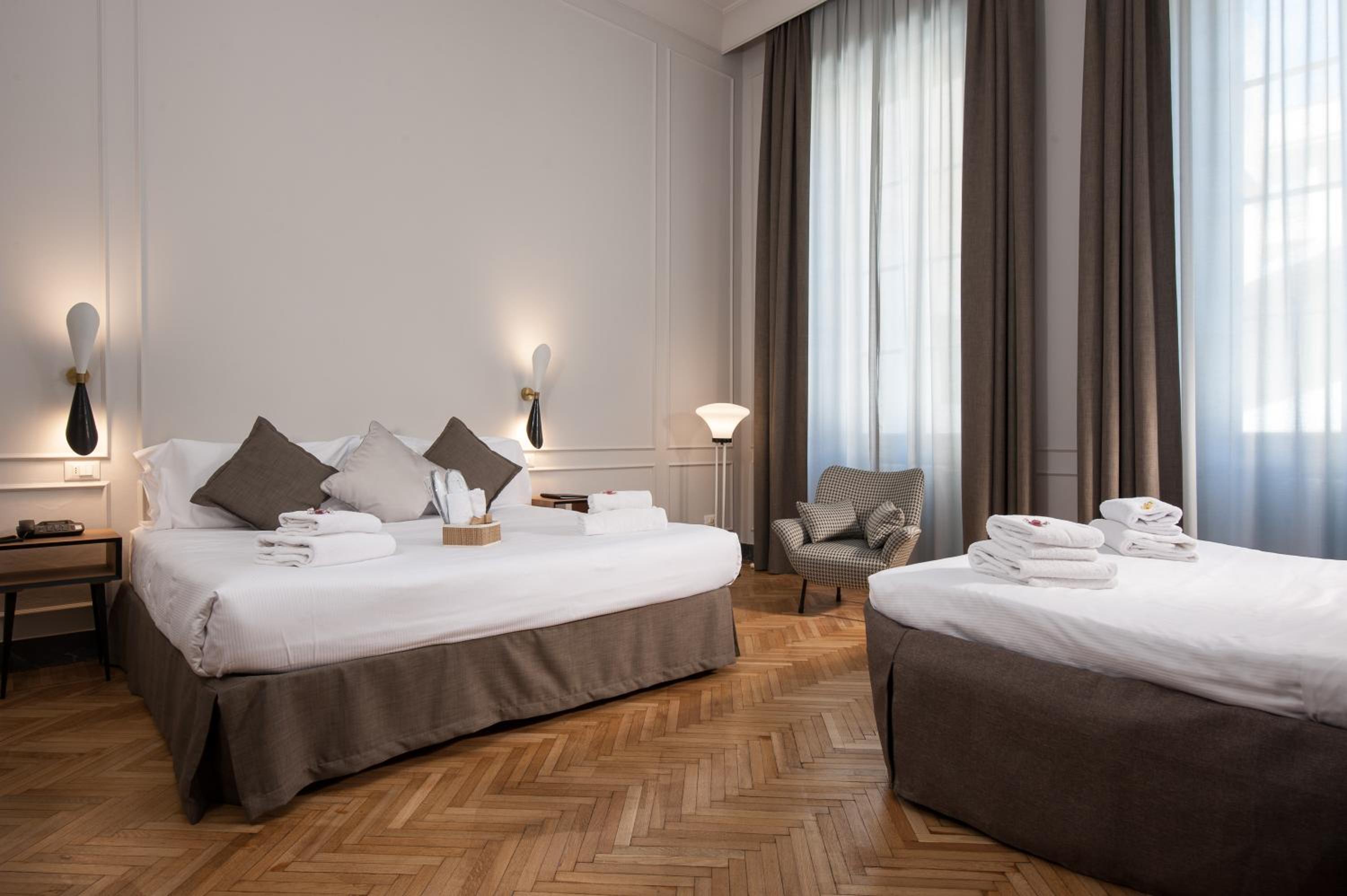 Superior Double Room thumbnail 5