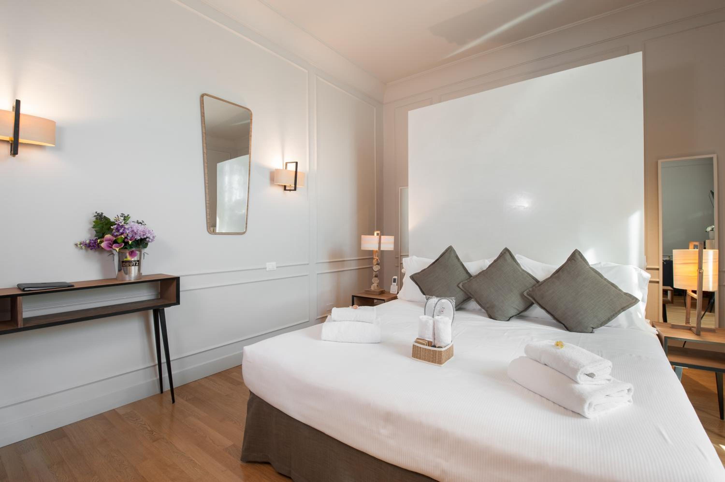 Suite with Terrace thumbnail 6