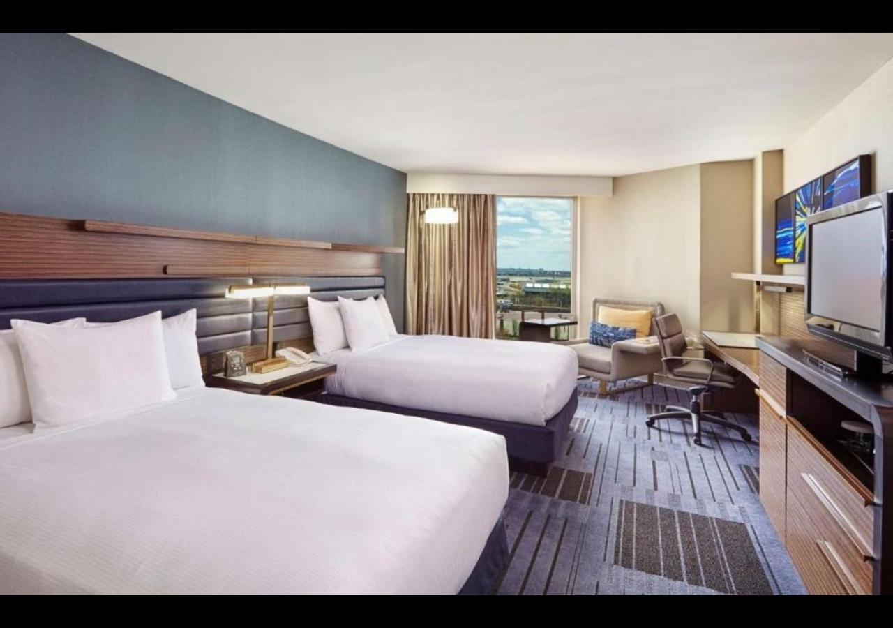 Double Room with Two Double Beds and Roll-in Shower - Mobility Access photo 2