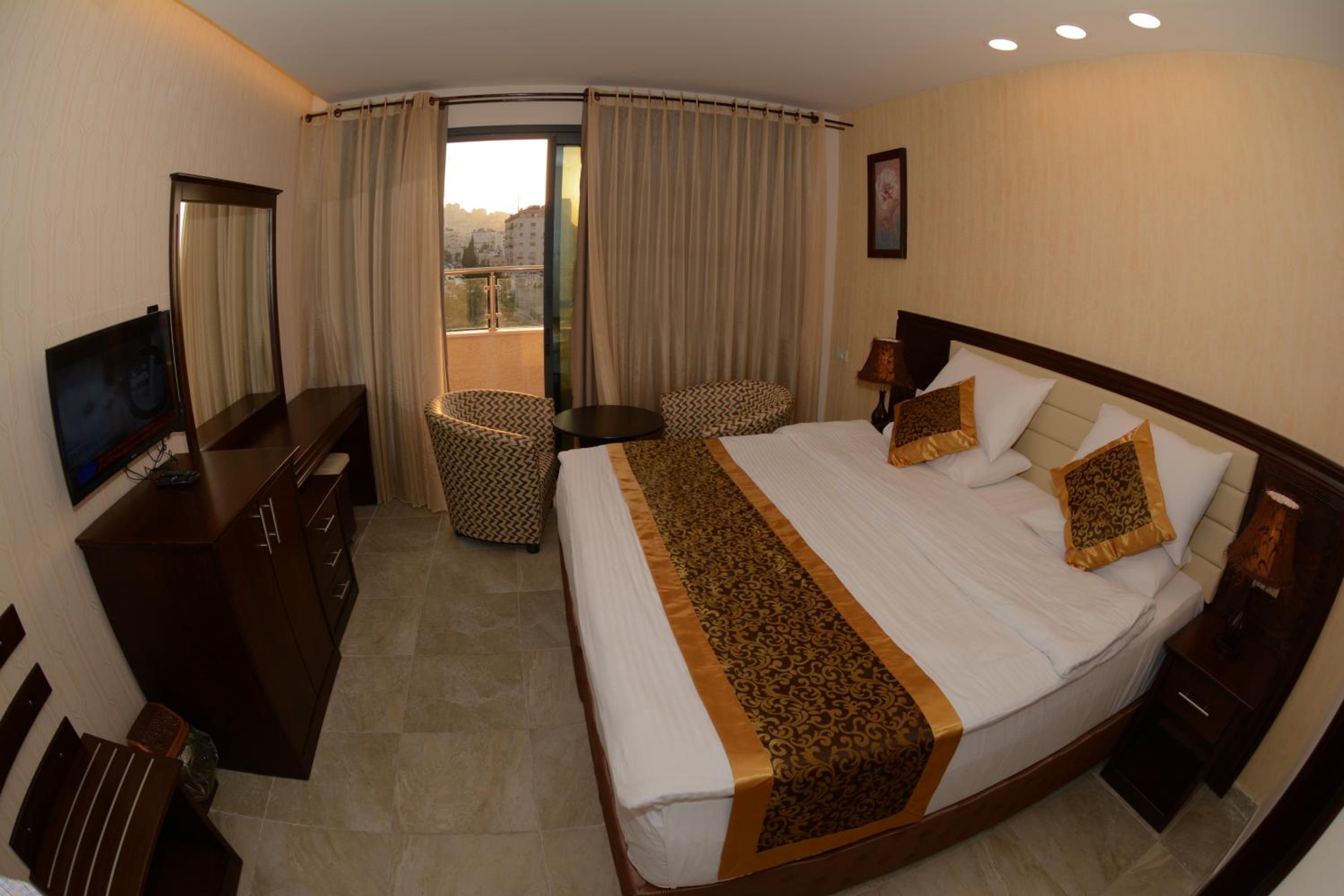 Deluxe Double Room with Balcony photo 3