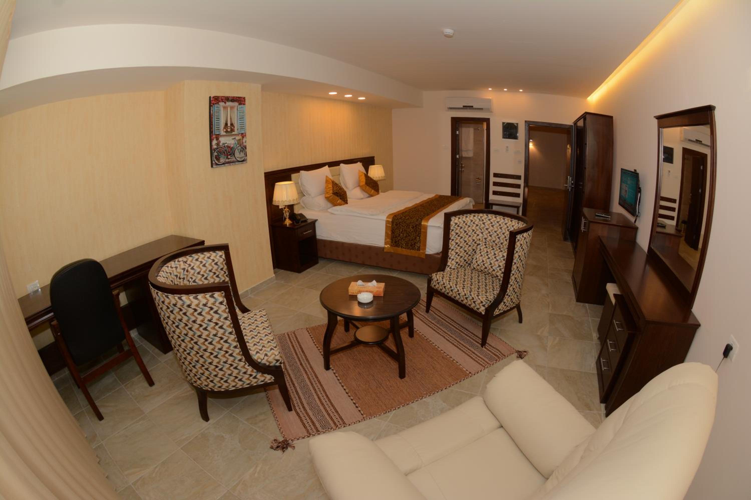Deluxe Family Room photo 2