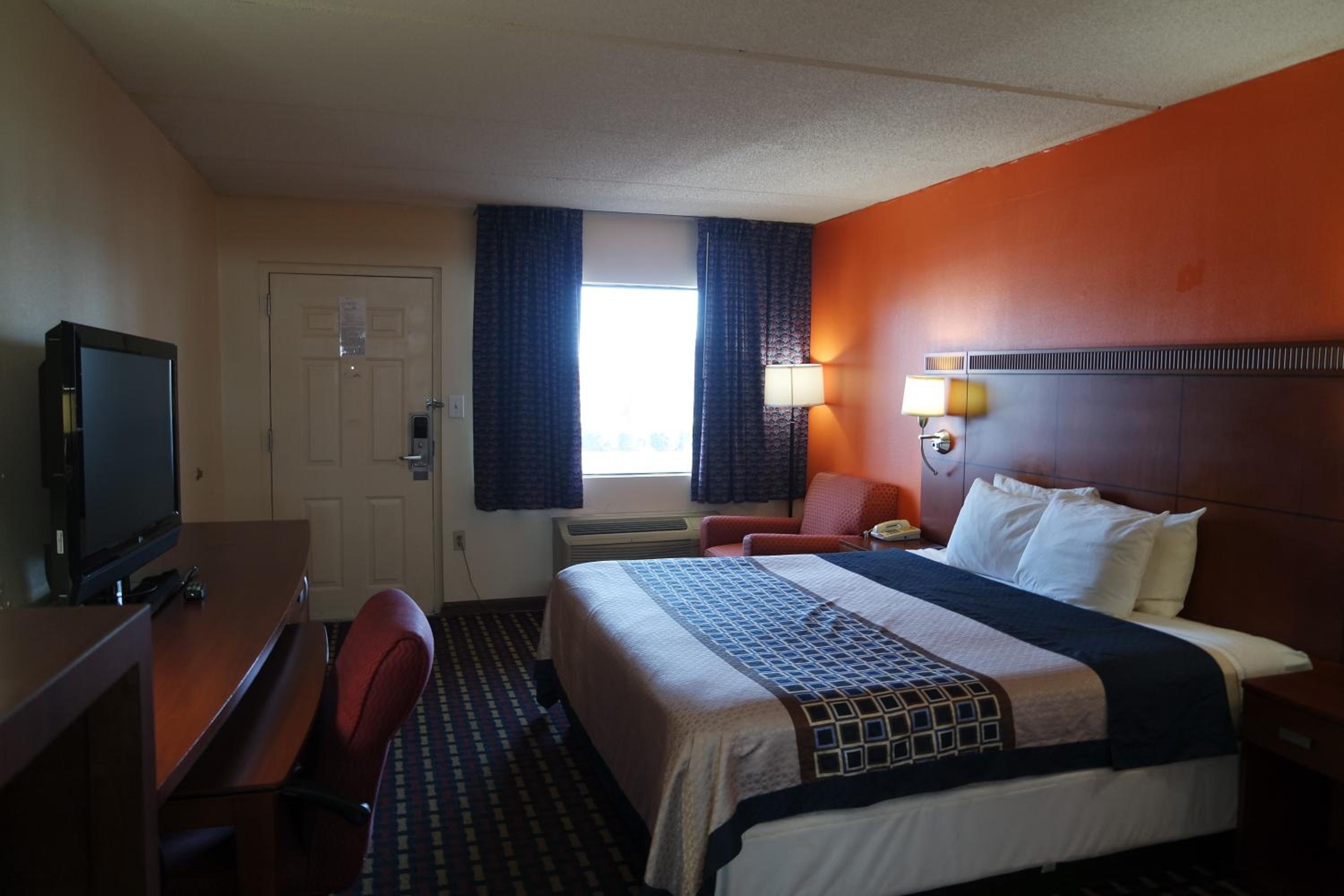 King Room - Non-Smoking - Photo 9