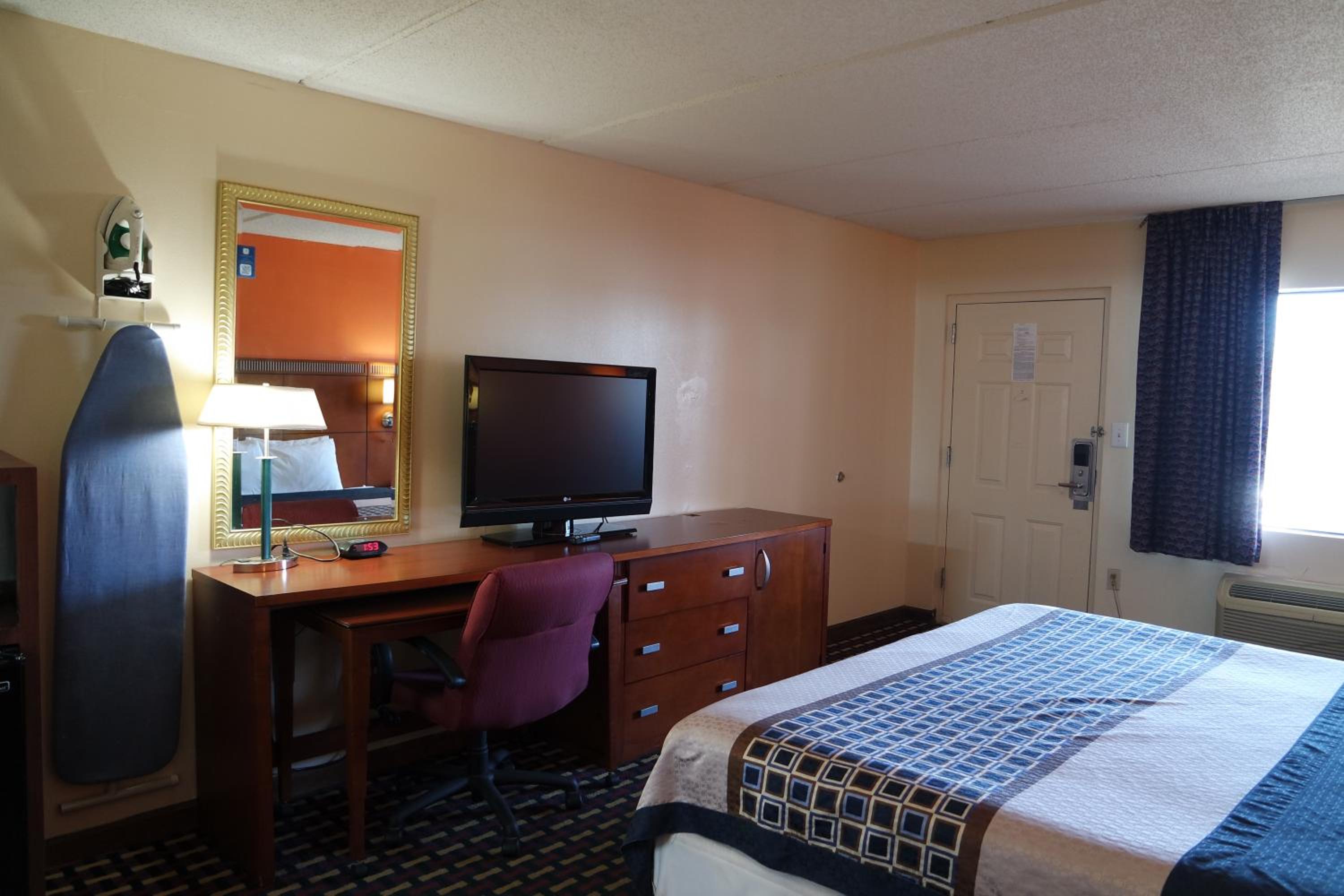 King Room - Non-Smoking - Photo 6