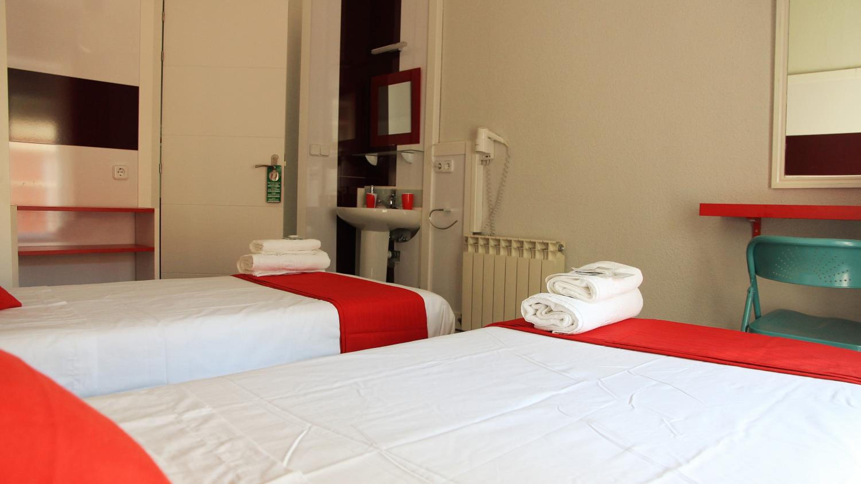 Twin Room with Shared Bathroom photo 3