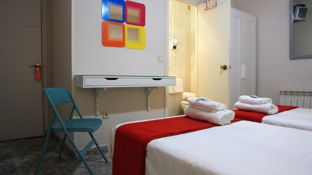 Twin Room with Private Bathroom photo 3