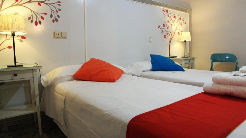 Twin Room with Private Bathroom photo 2