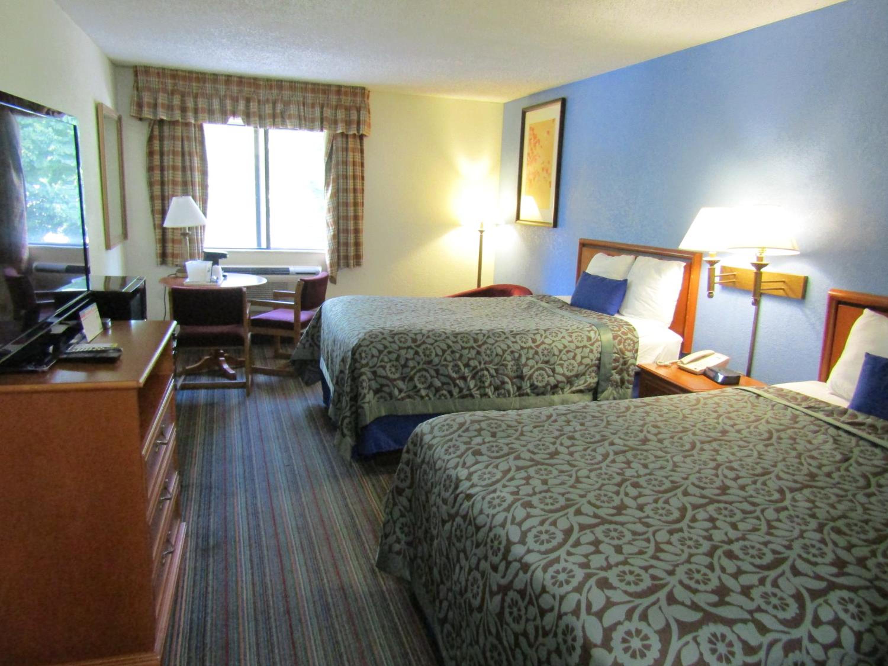 Double Room with Two Double Beds - Smoking - Photo 1