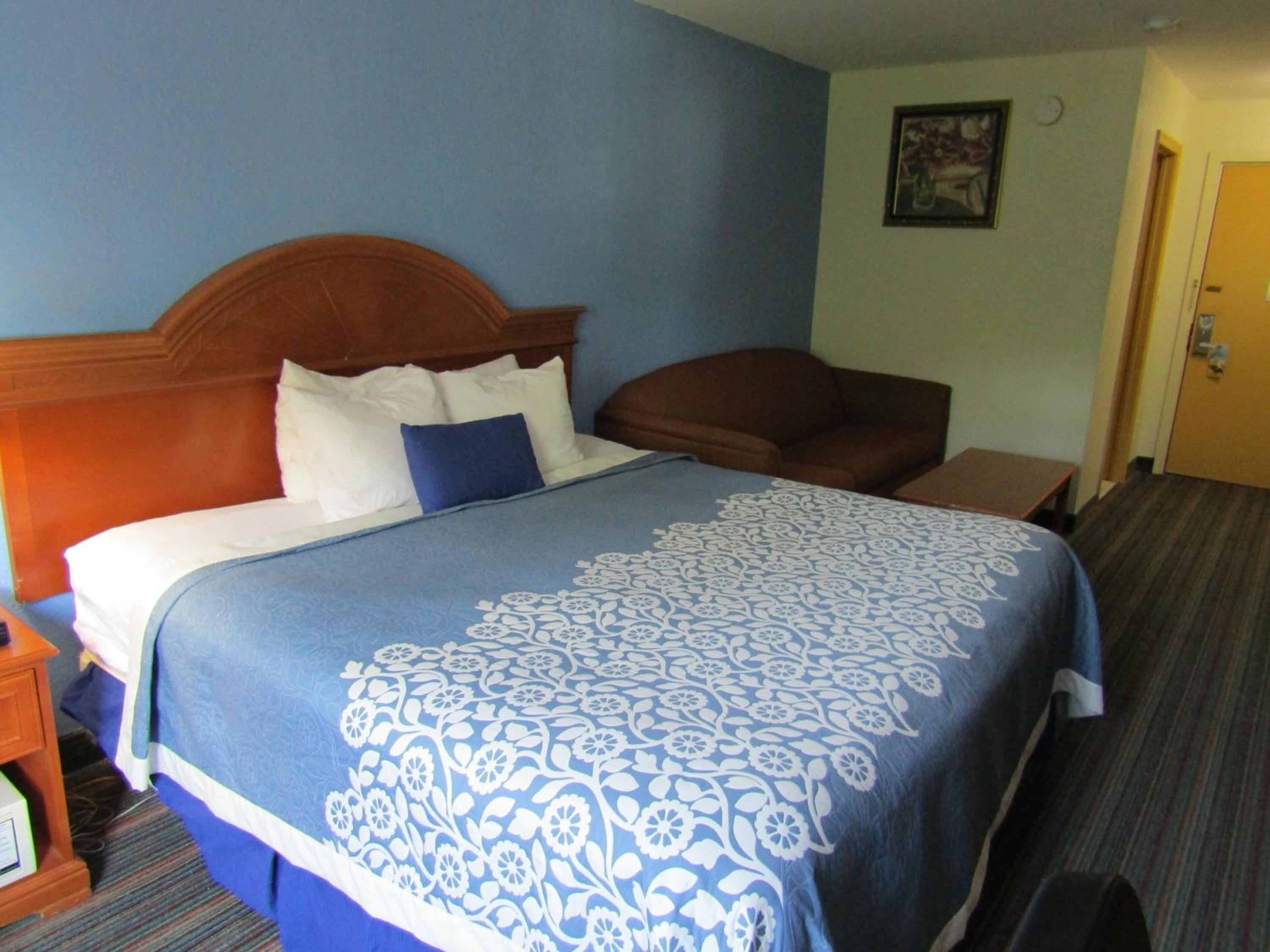 King Room - Second Floor/Non-Smoking - Photo 6
