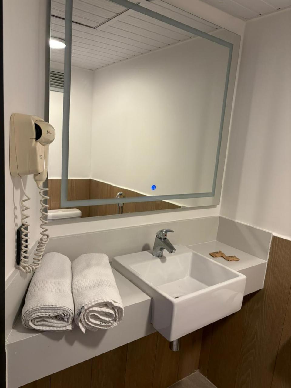 Superior Room with One Queen Bed and Two Single Beds photo 2