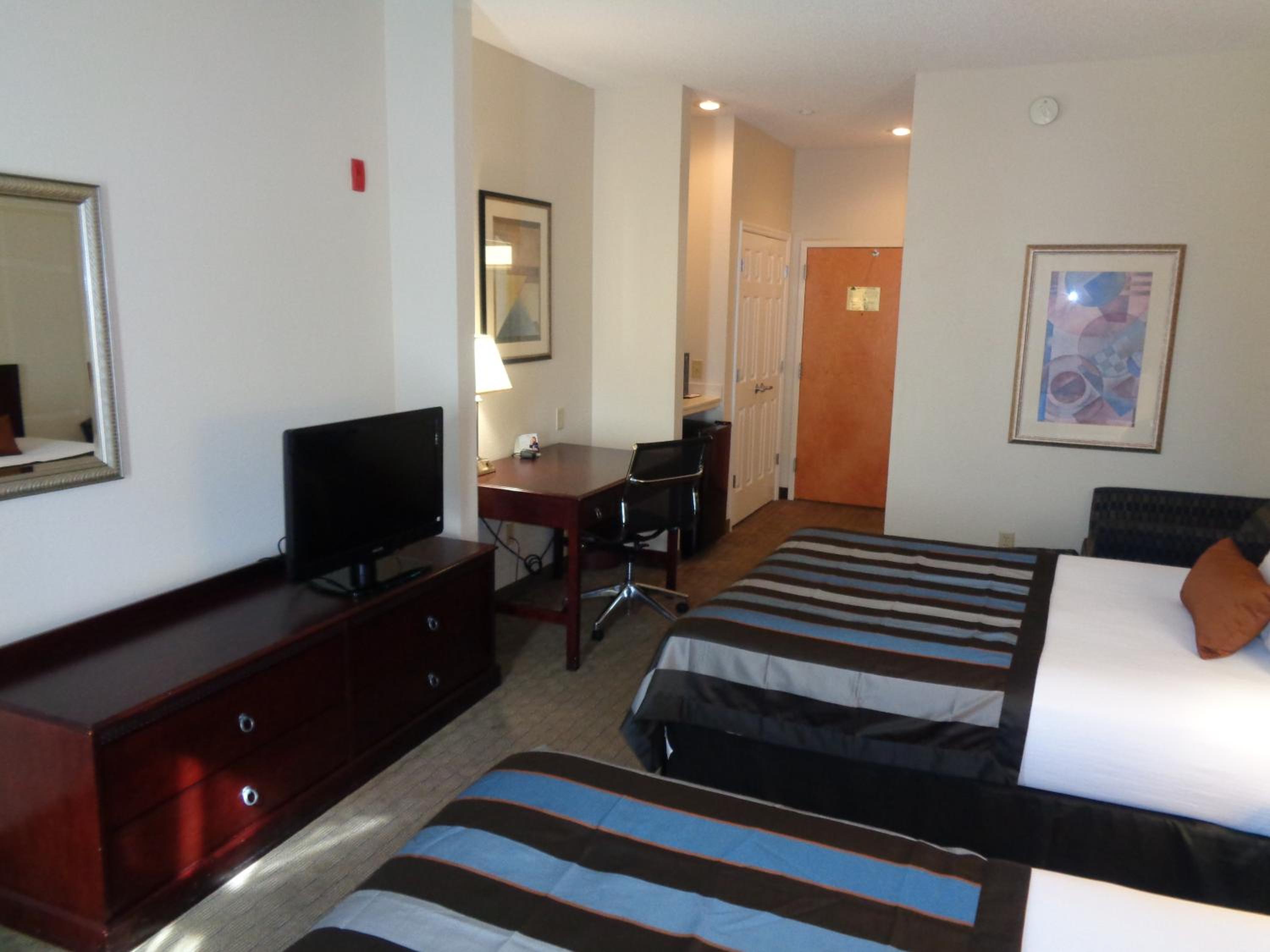 Queen Room with Two Queen Beds - Non-Smoking - Photo 4