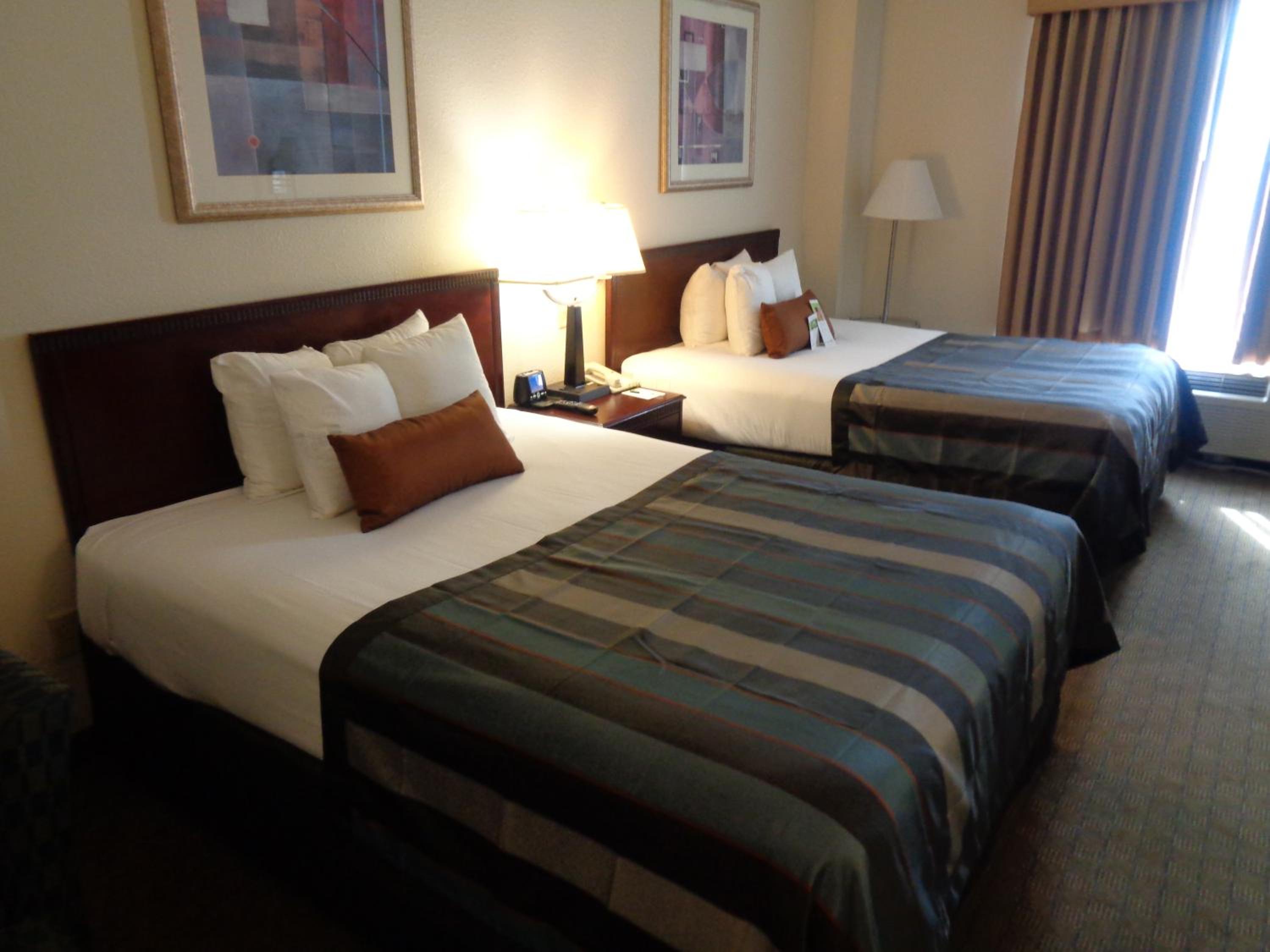 Queen Room with Two Queen Beds - Non-Smoking - Photo 3