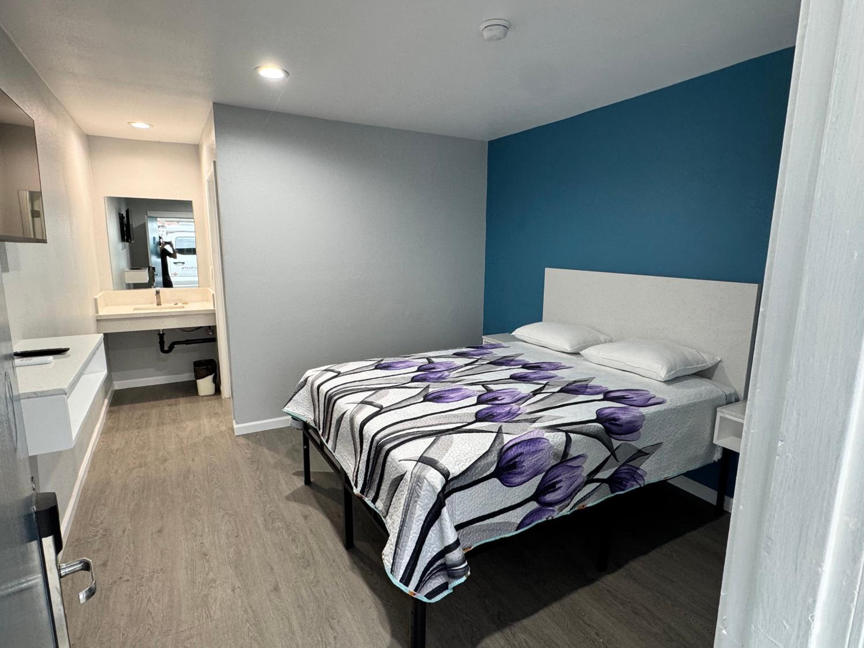 Queen Room photo 1