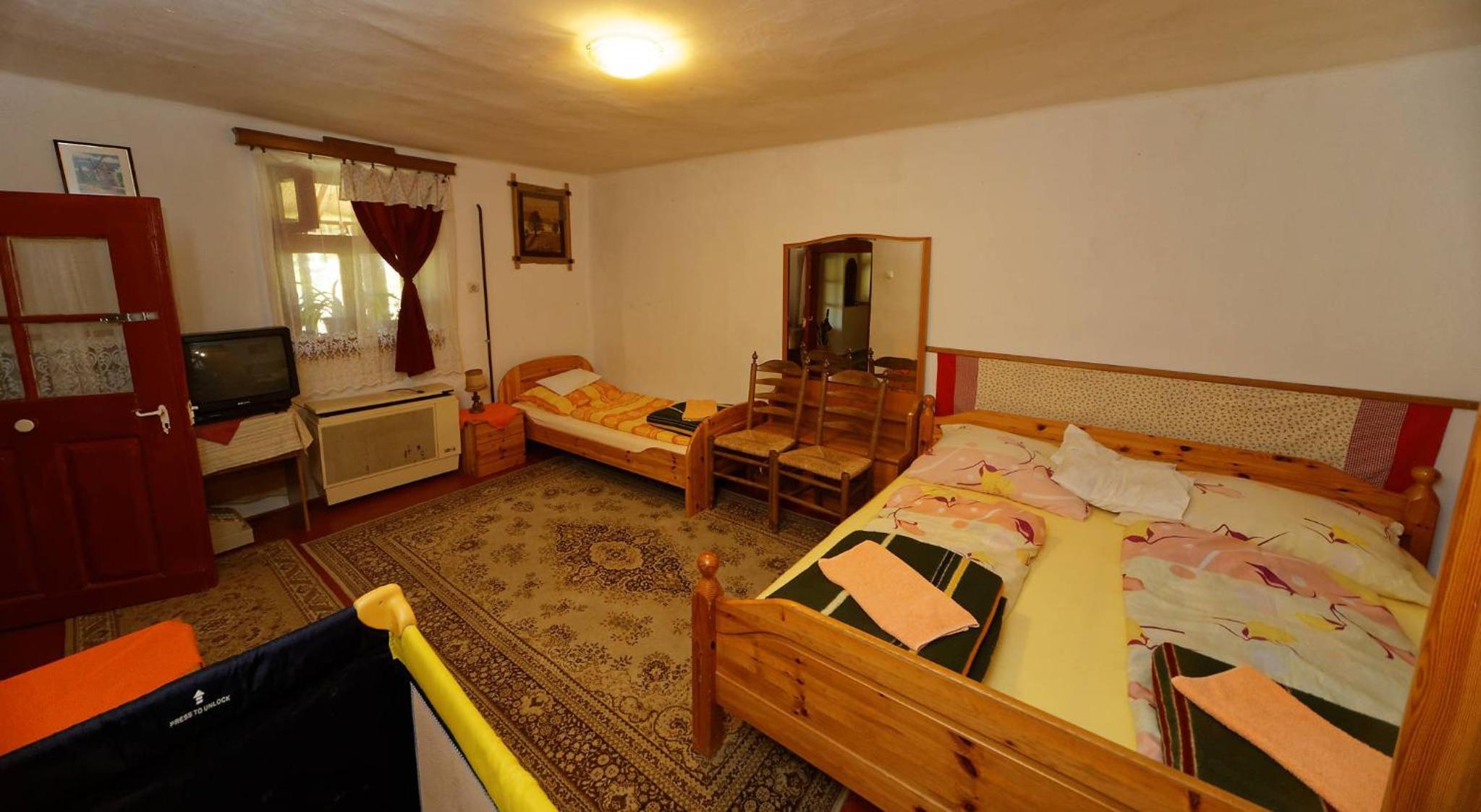 Quadruple Room with Bathroom - Photo 2