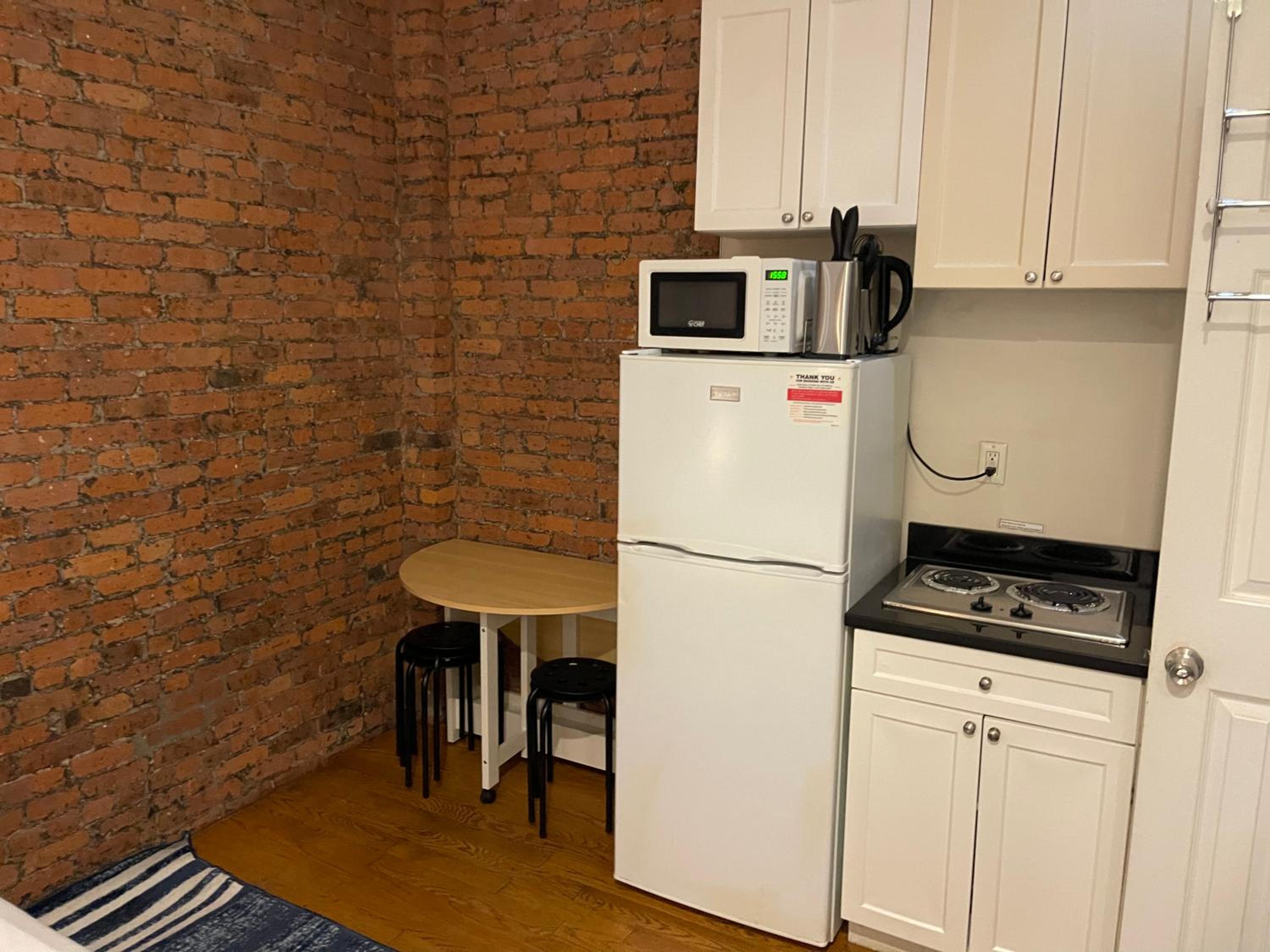 One-Bedroom Apartment - Non-Smoking photo 2