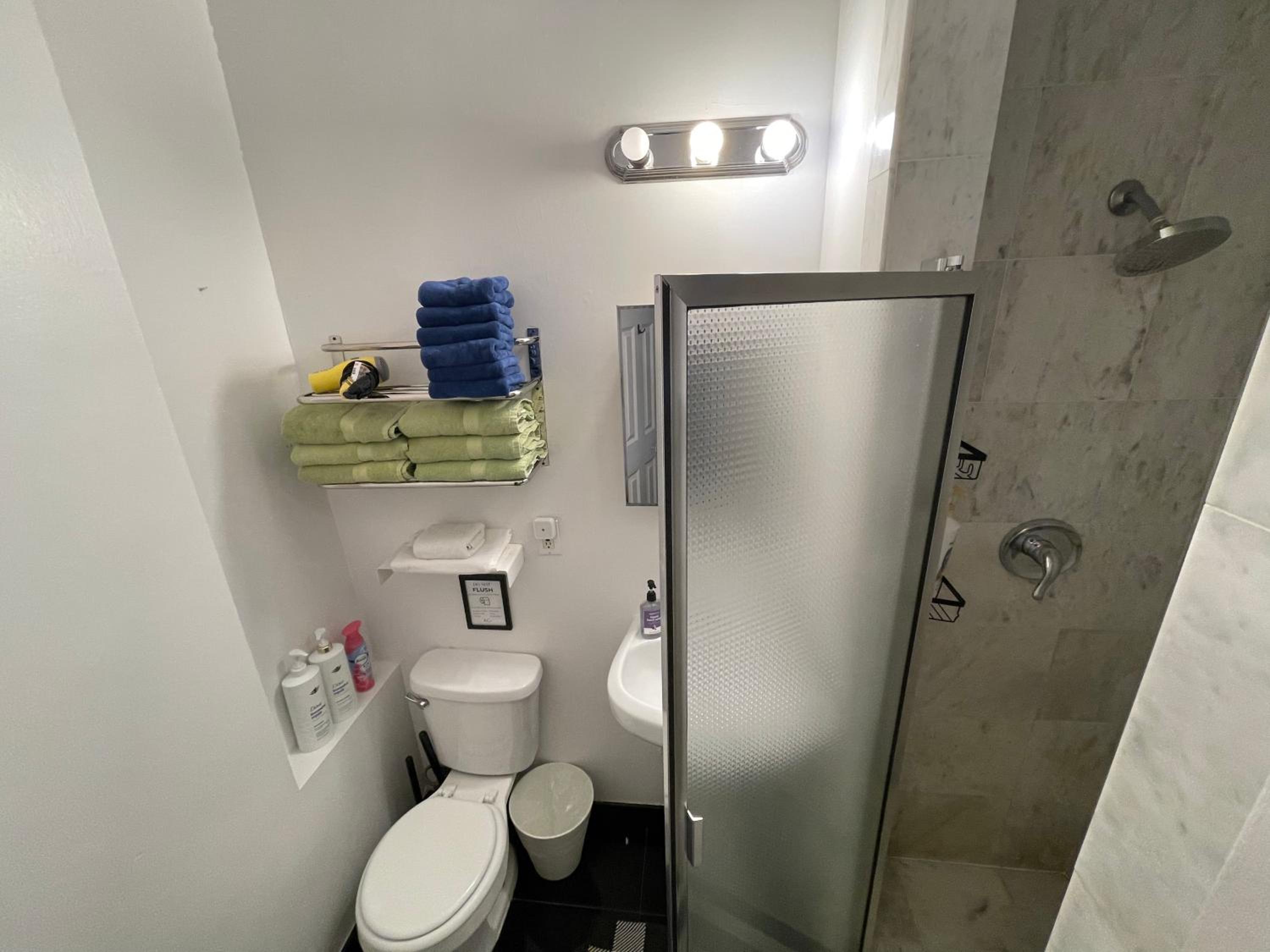 One-Bedroom Apartment - Non-Smoking photo 1