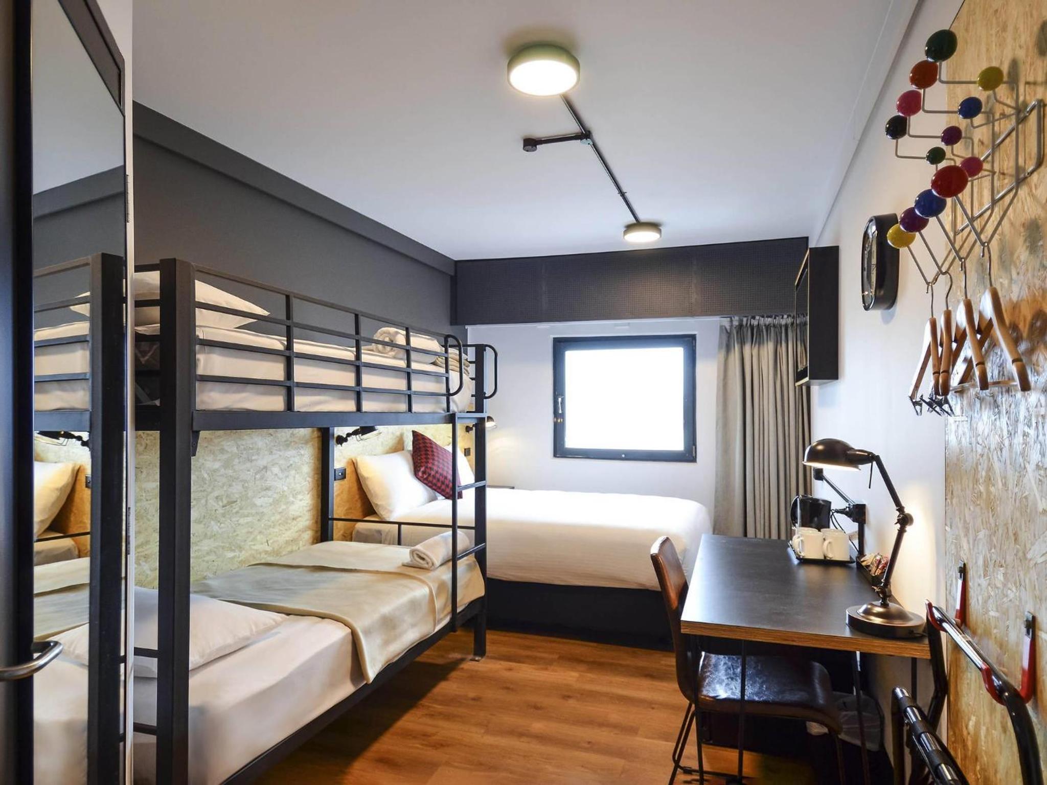 Standard Room with One Queen Bunk and One Set of Bunks - Photo 1