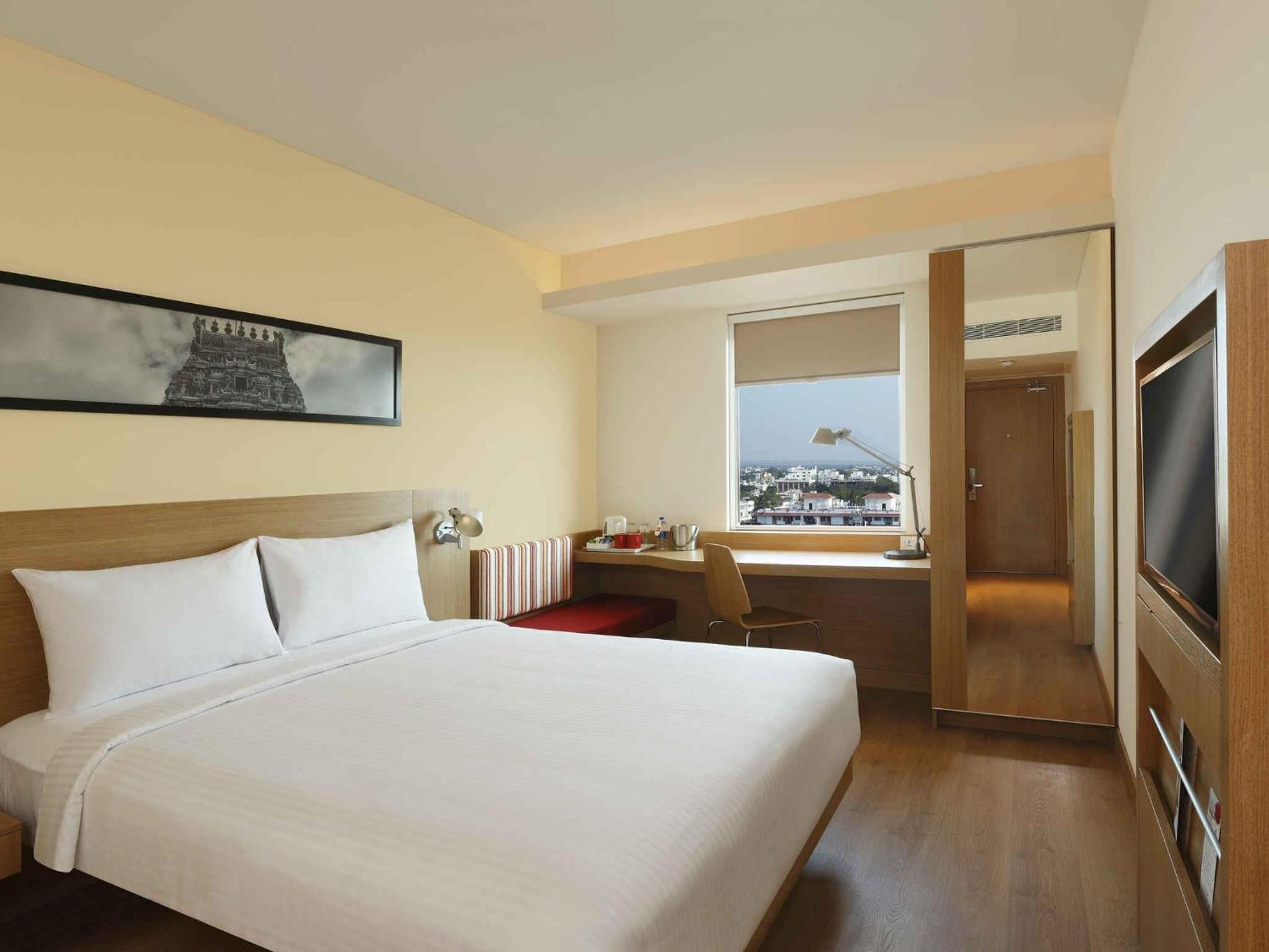 Deluxe Queen Room with Mountain View - Photo 2