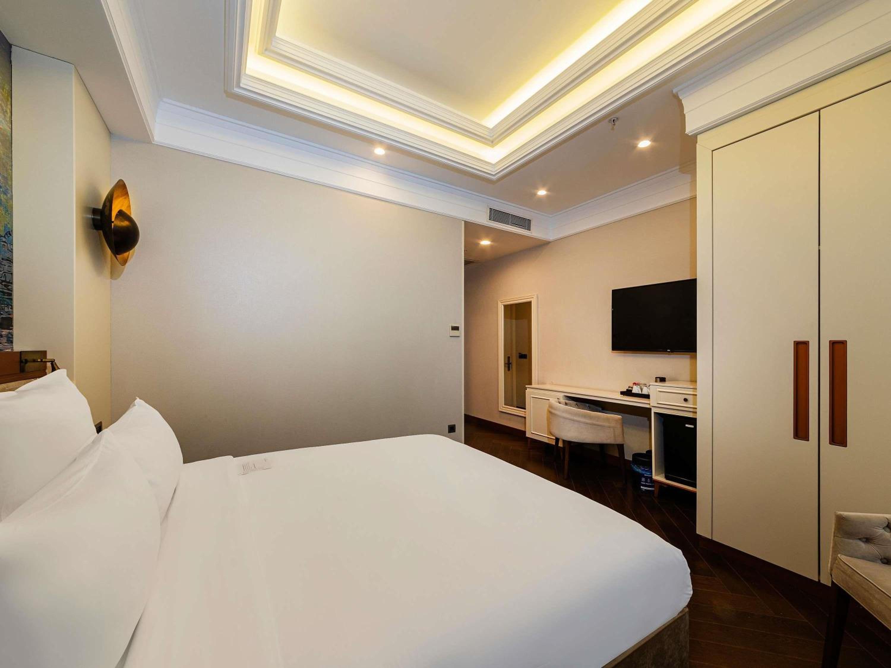 Deluxe Double Room thumbnail 5
