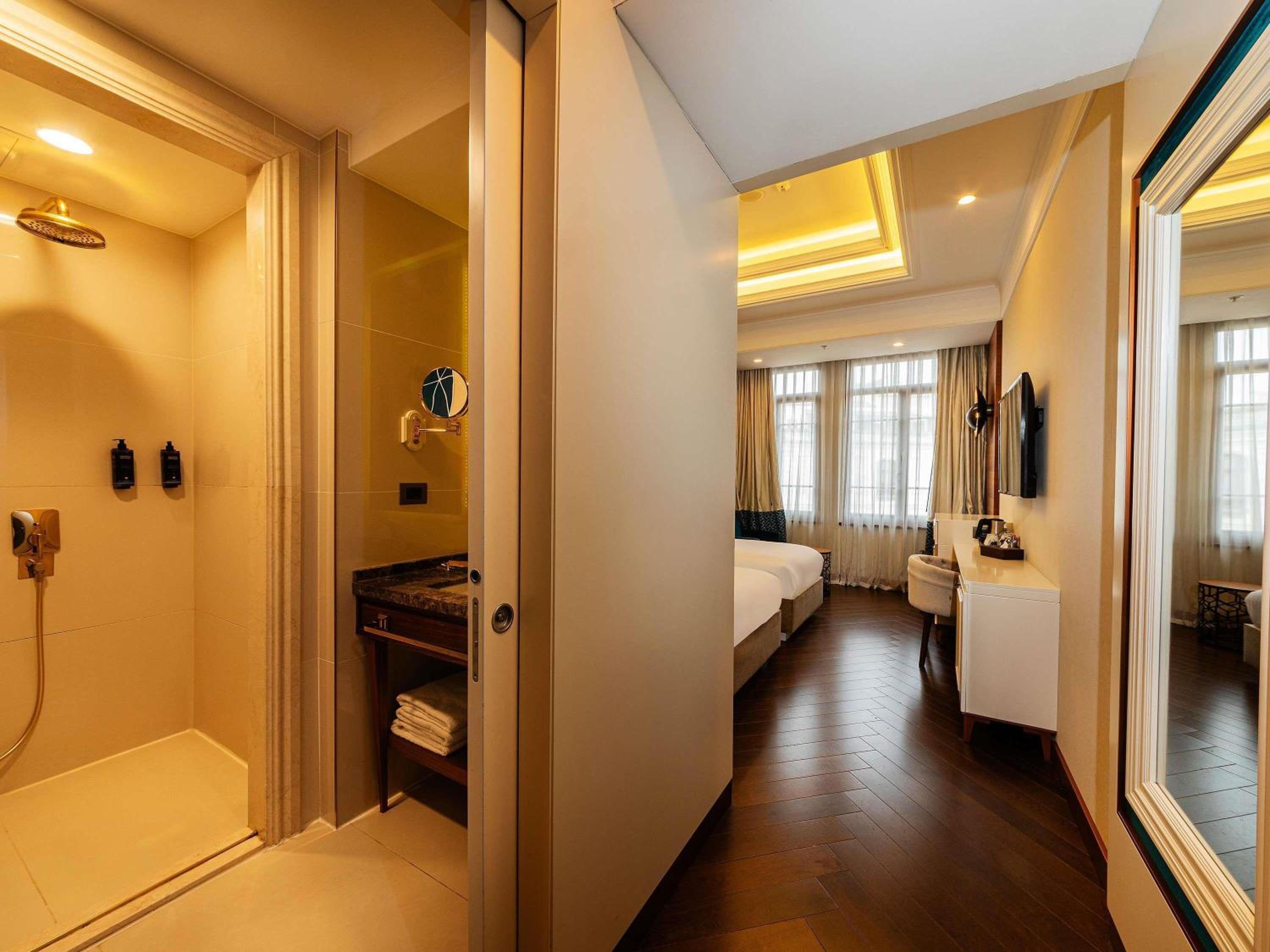 Deluxe Twin Room with Sofa bed thumbnail 5