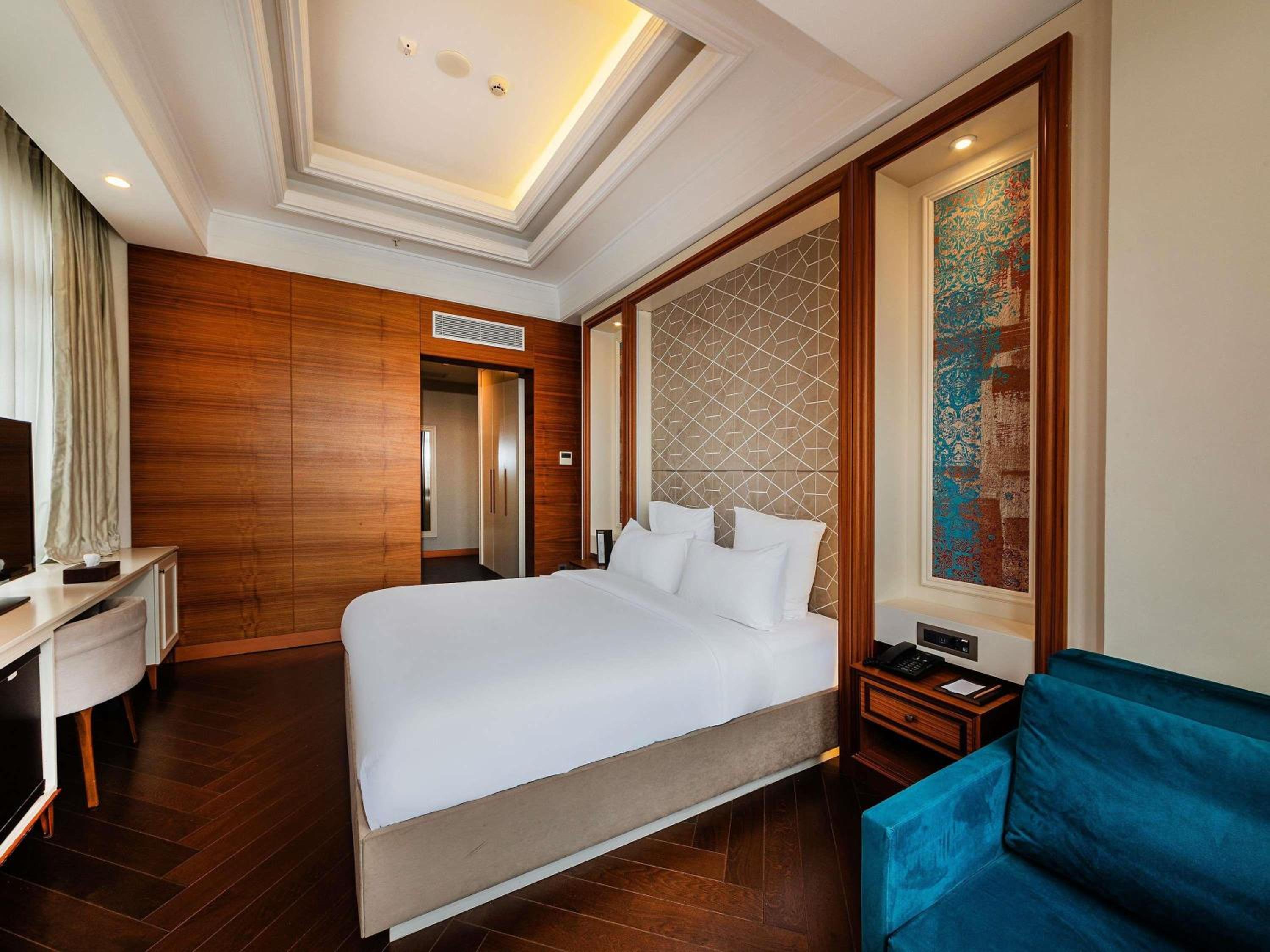 Deluxe Twin Room with Sofa bed thumbnail 5