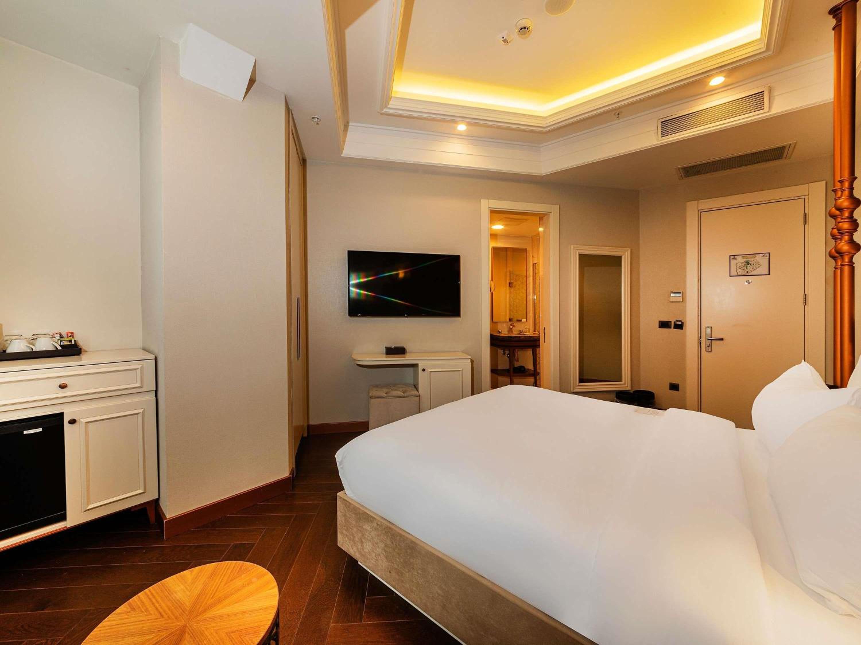 Deluxe Twin Room thumbnail 5
