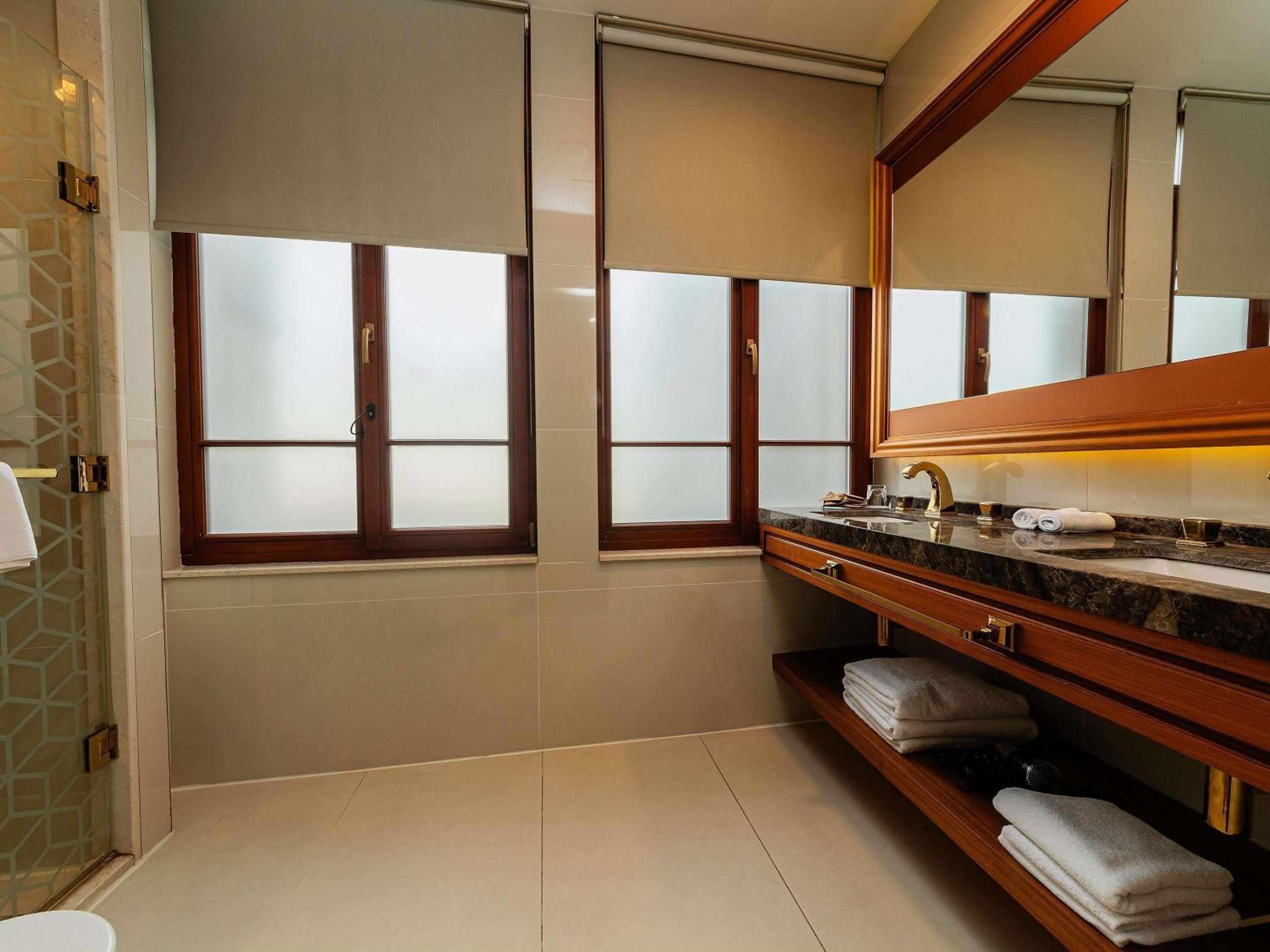 Deluxe Twin Room with Sofa bed thumbnail 6