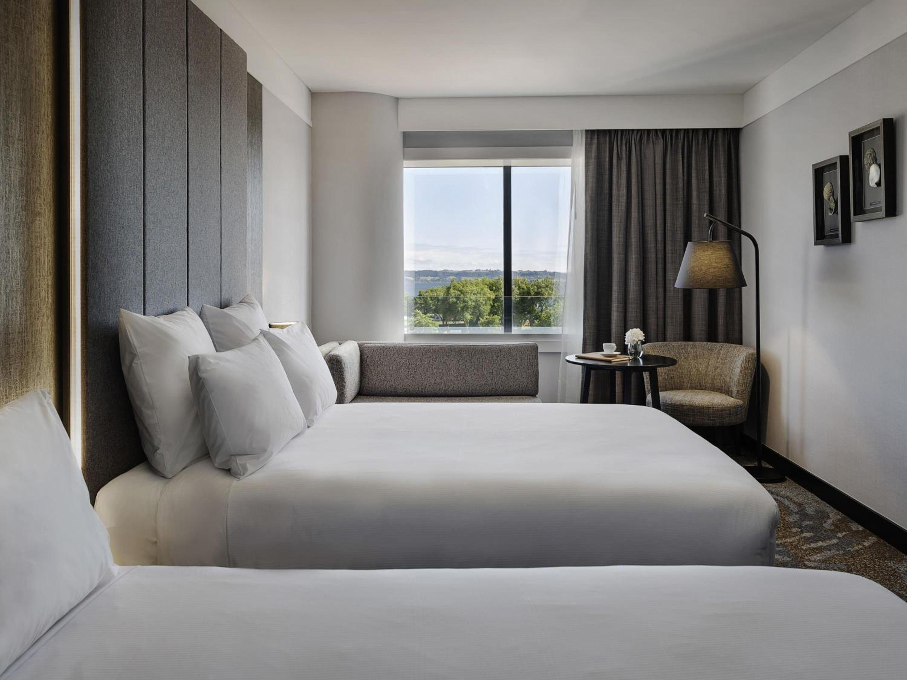 Superior Queen Room with Lake View