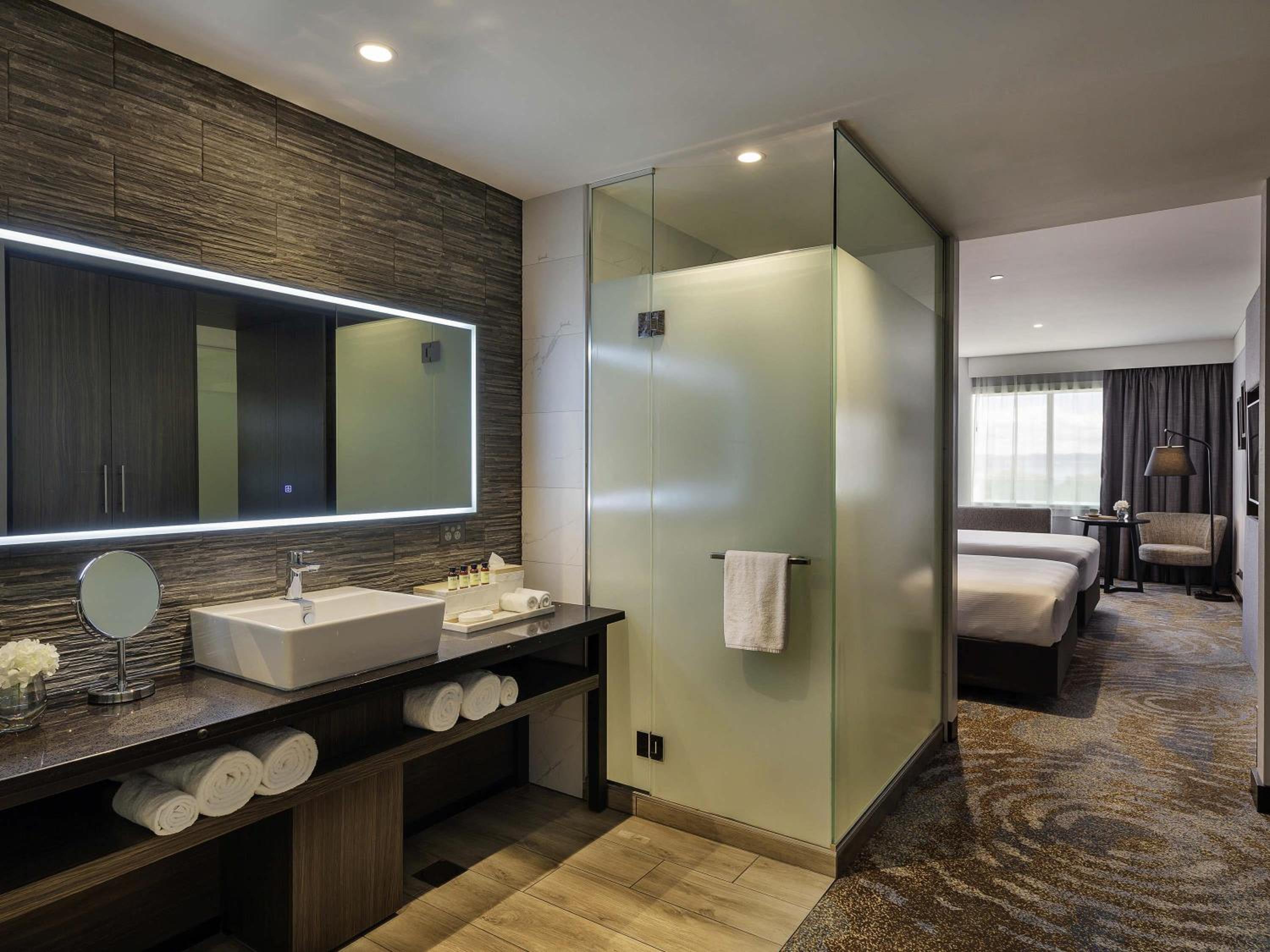 Superior Queen Room with Lake View