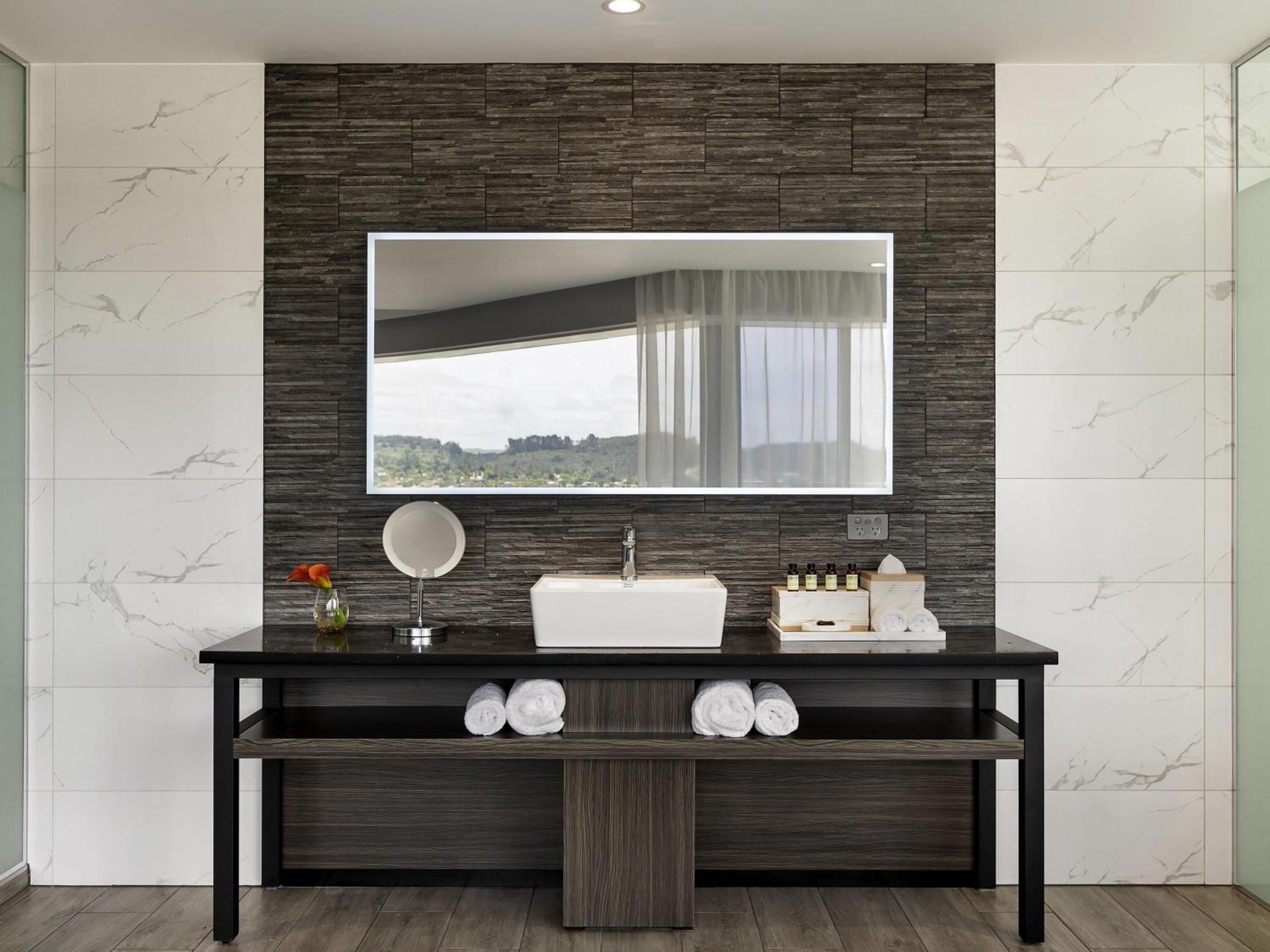 Superior Queen Room with Lake View