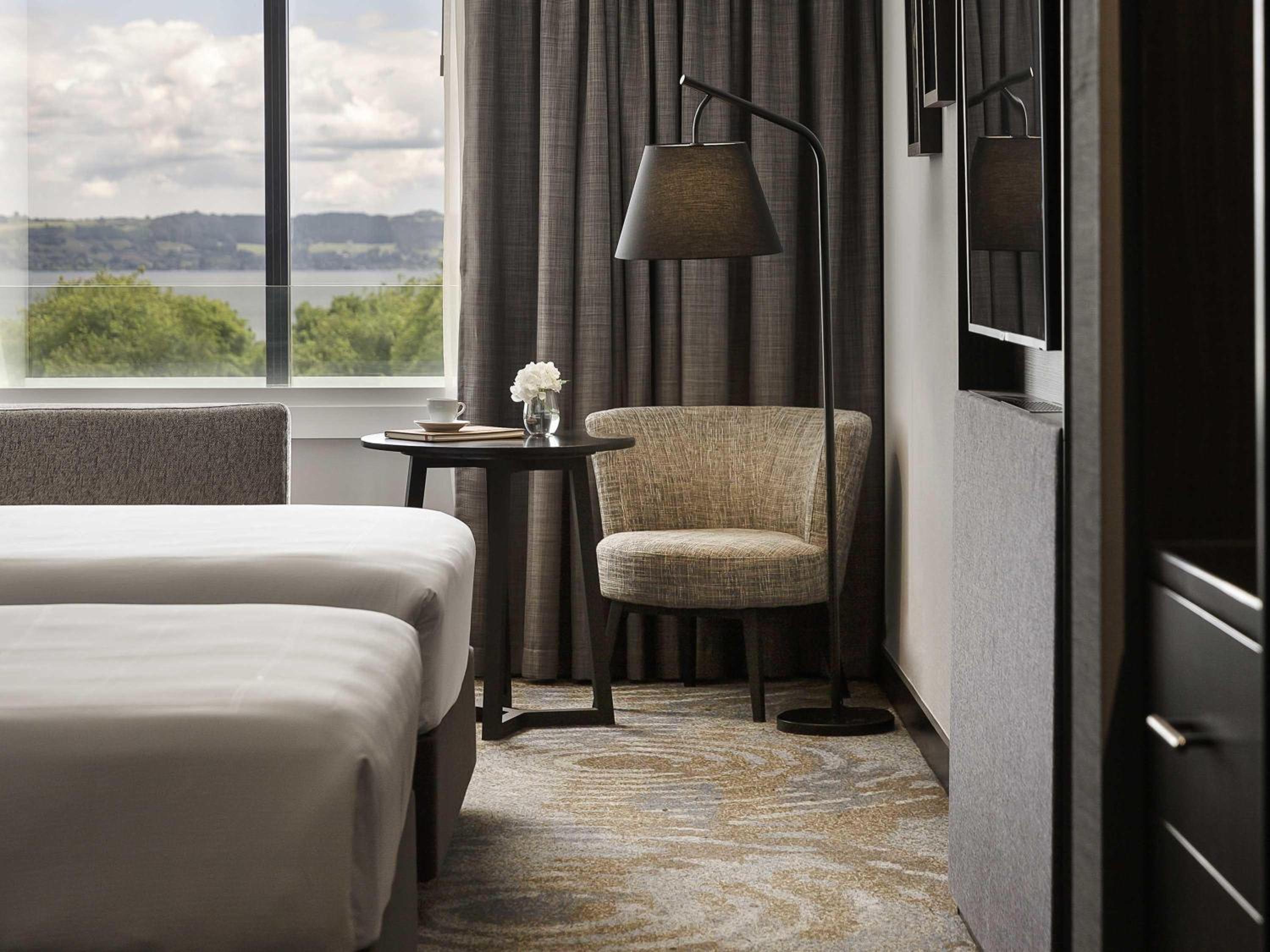 Superior Queen Room with Lake View