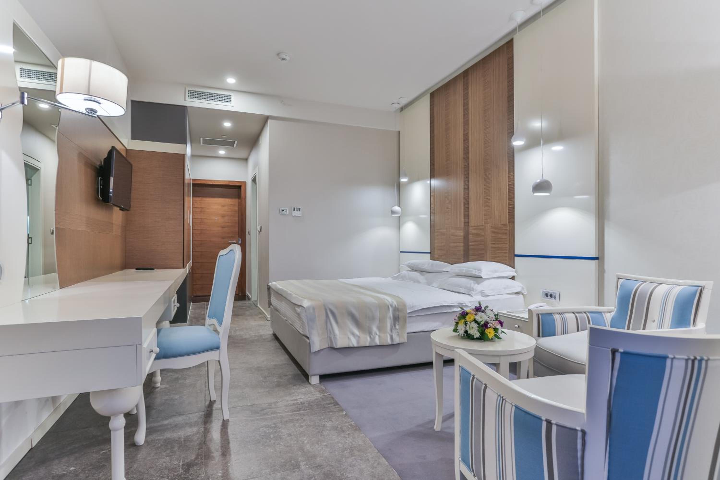 Double or Twin Room with Balcony photo 3