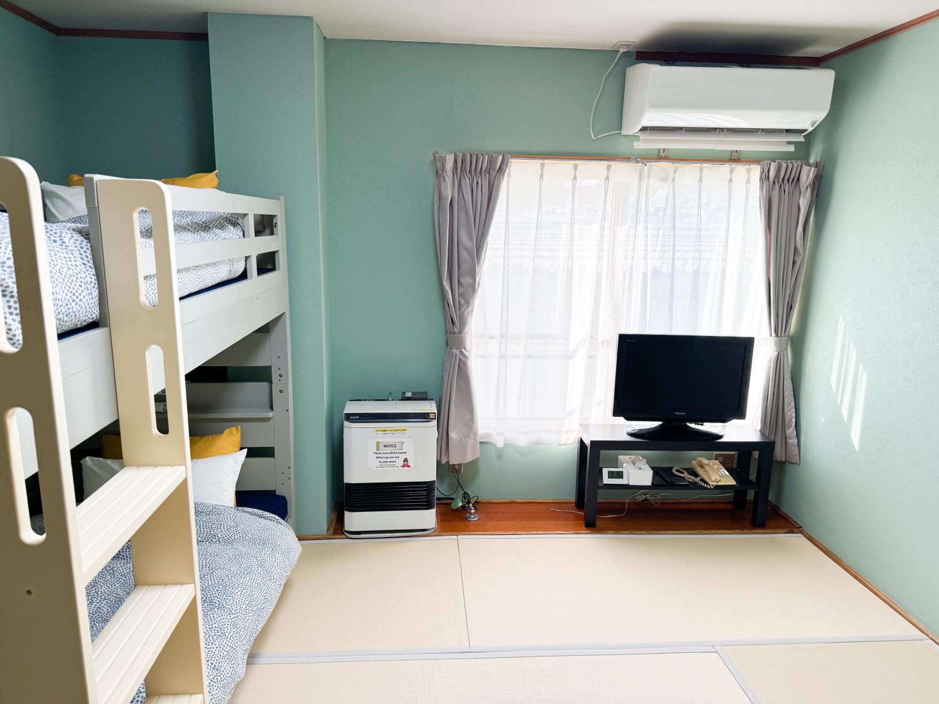 Quadruple Room with Shared Bathroom photo 3