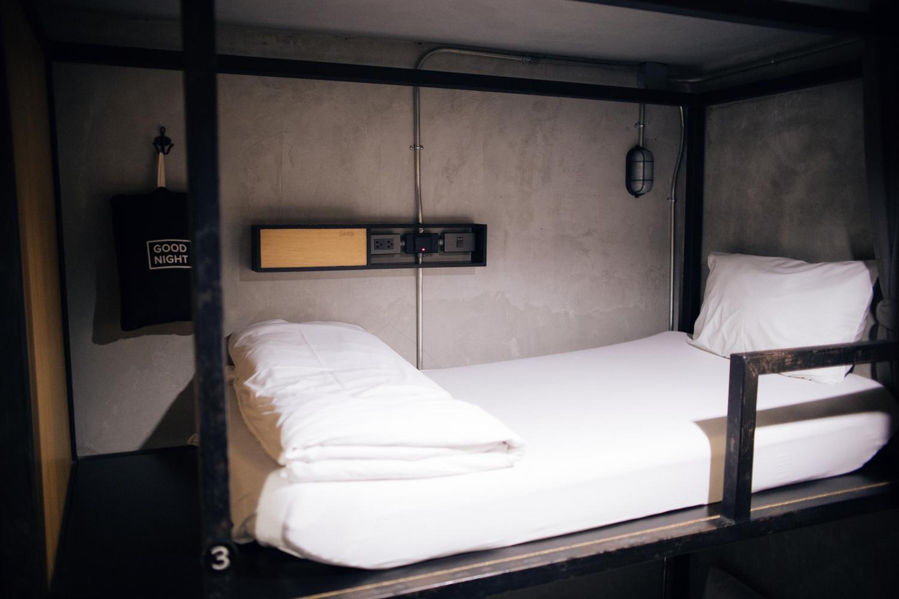 Lits Superposés dans Dortoir pour Femmes de 6 Lits