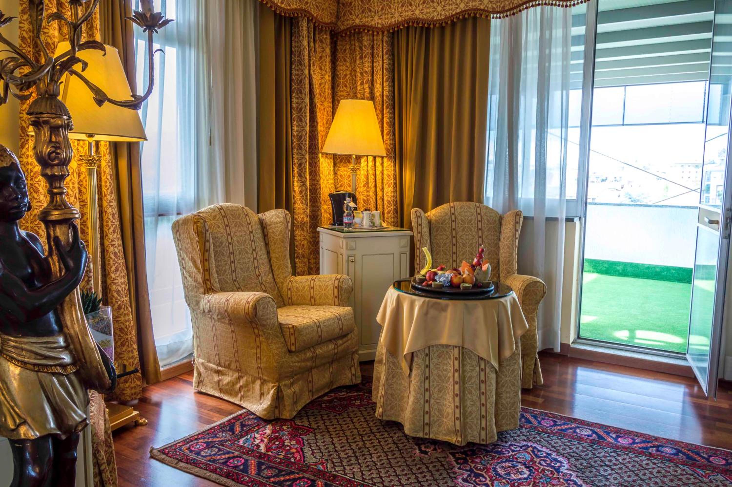 Suite - Photo 3