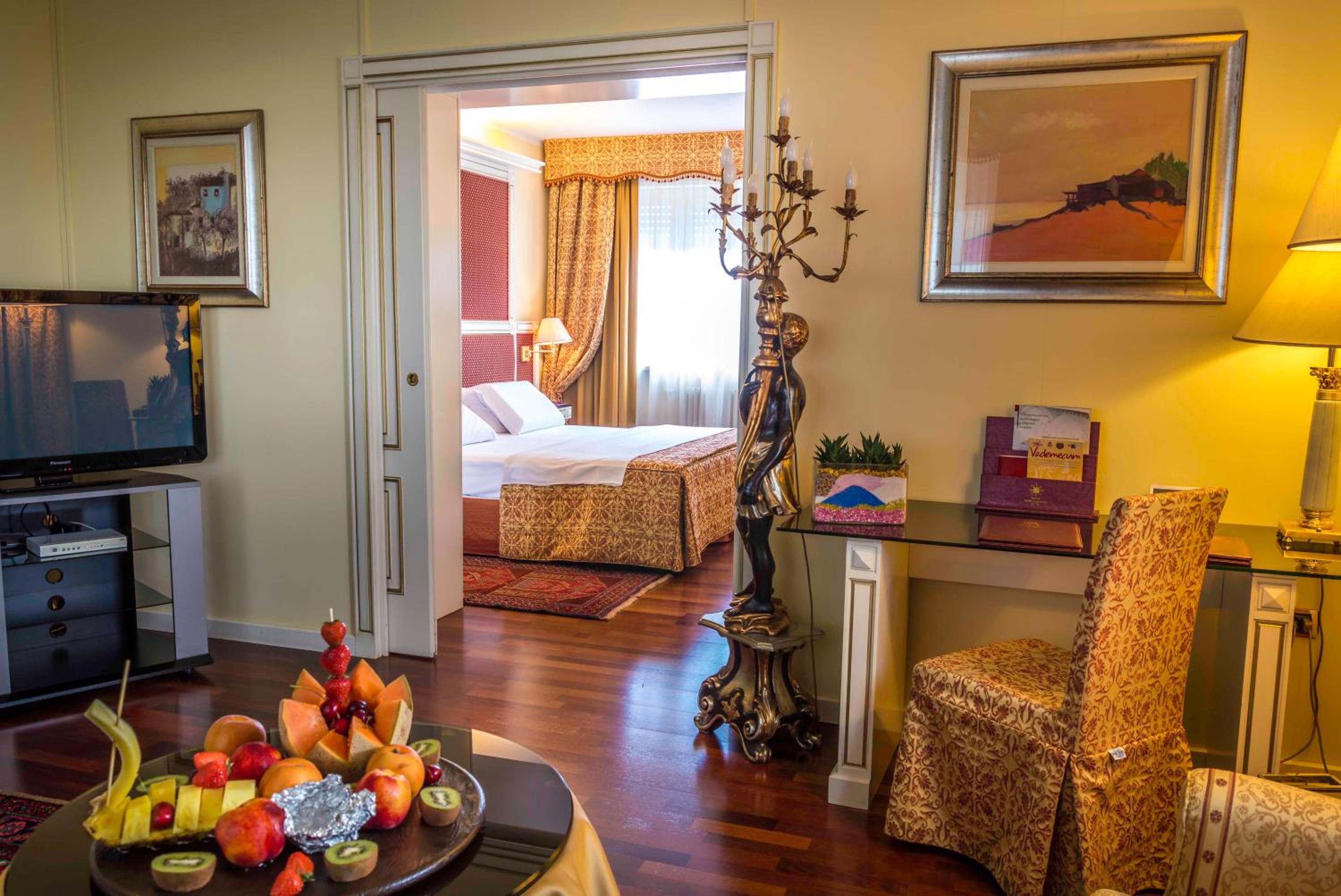 Suite - Photo 1