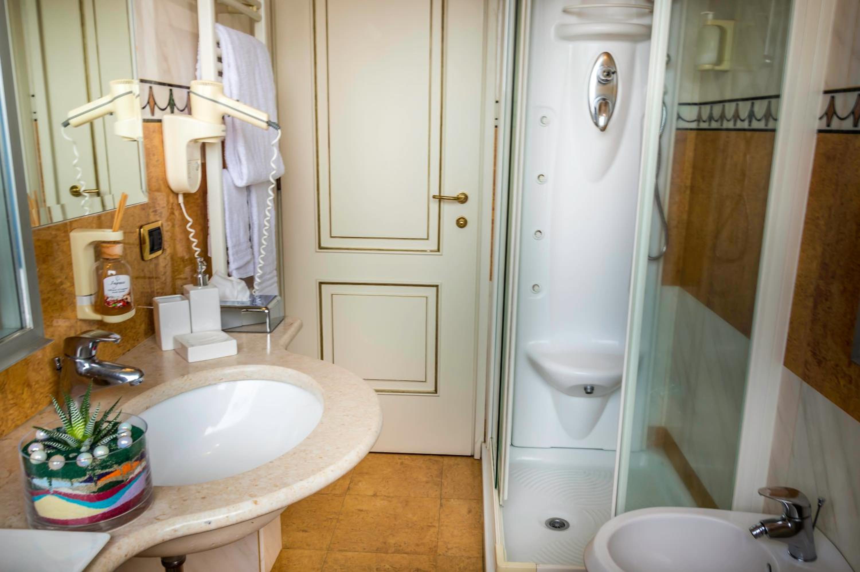 Classic Double Room - Photo 13