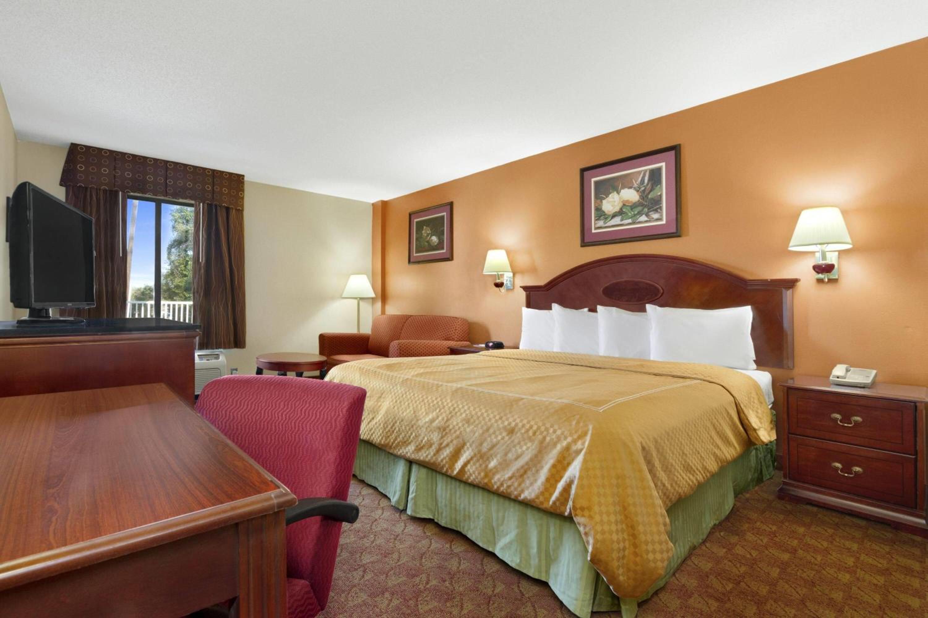 King Room - Non-Smoking - Photo 1