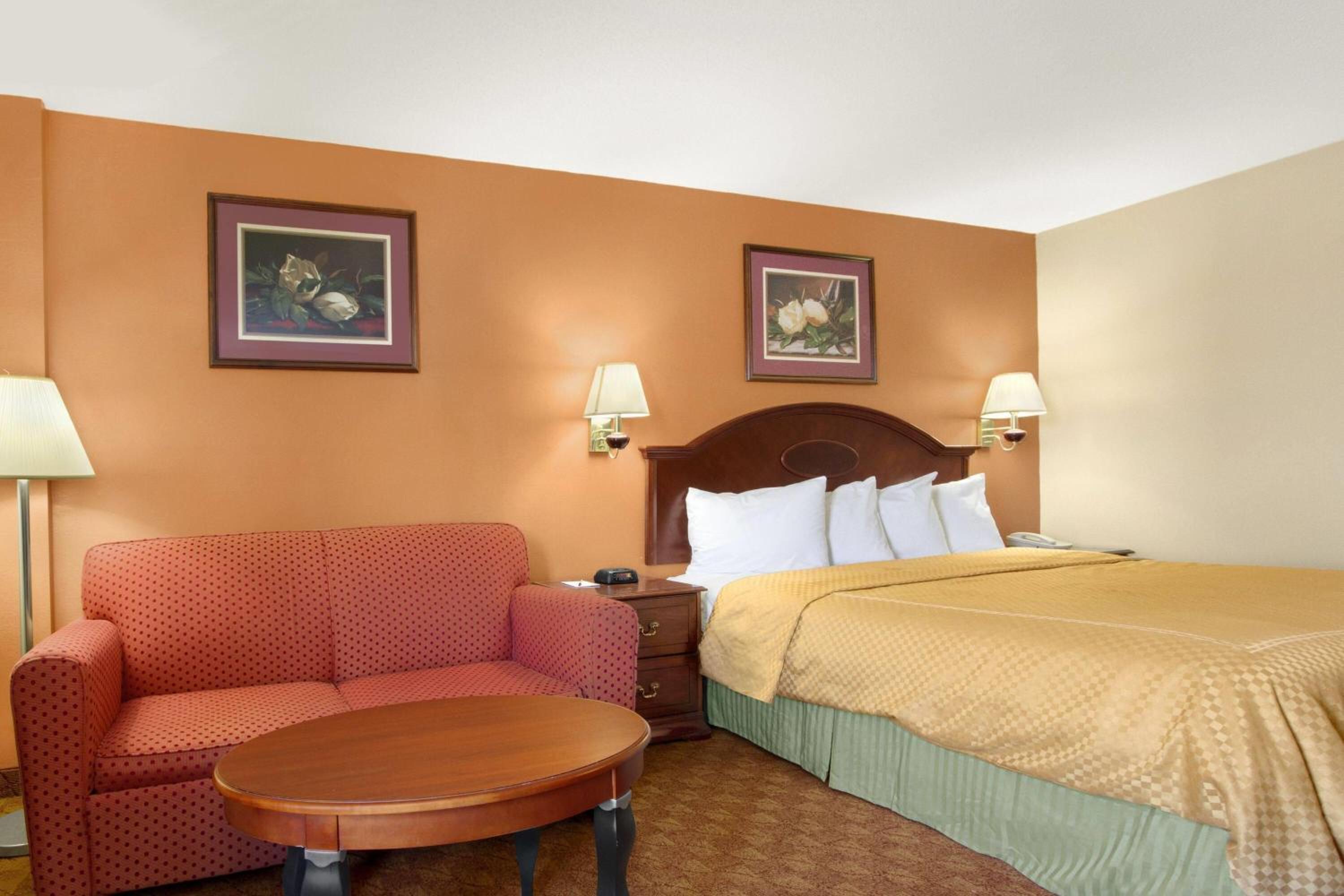 King Room - Non-Smoking - Photo 2