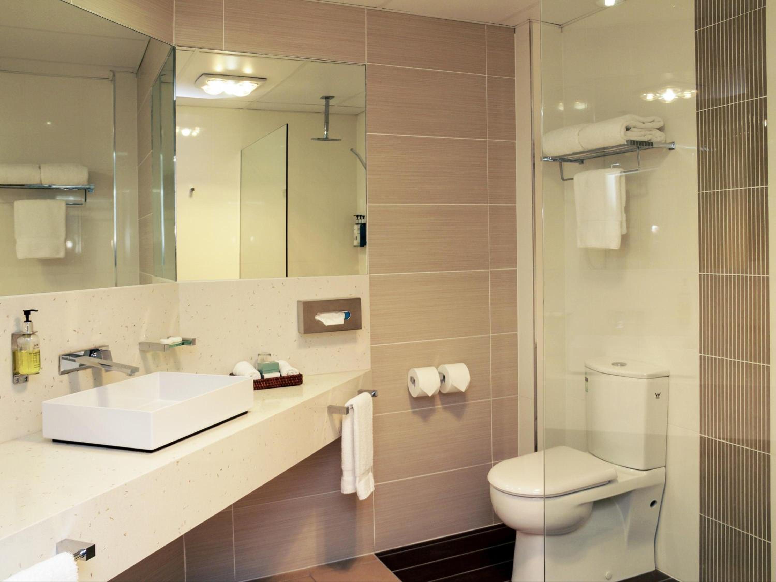 Deluxe Suite with One Queen Bed and Two Single Beds photo 2