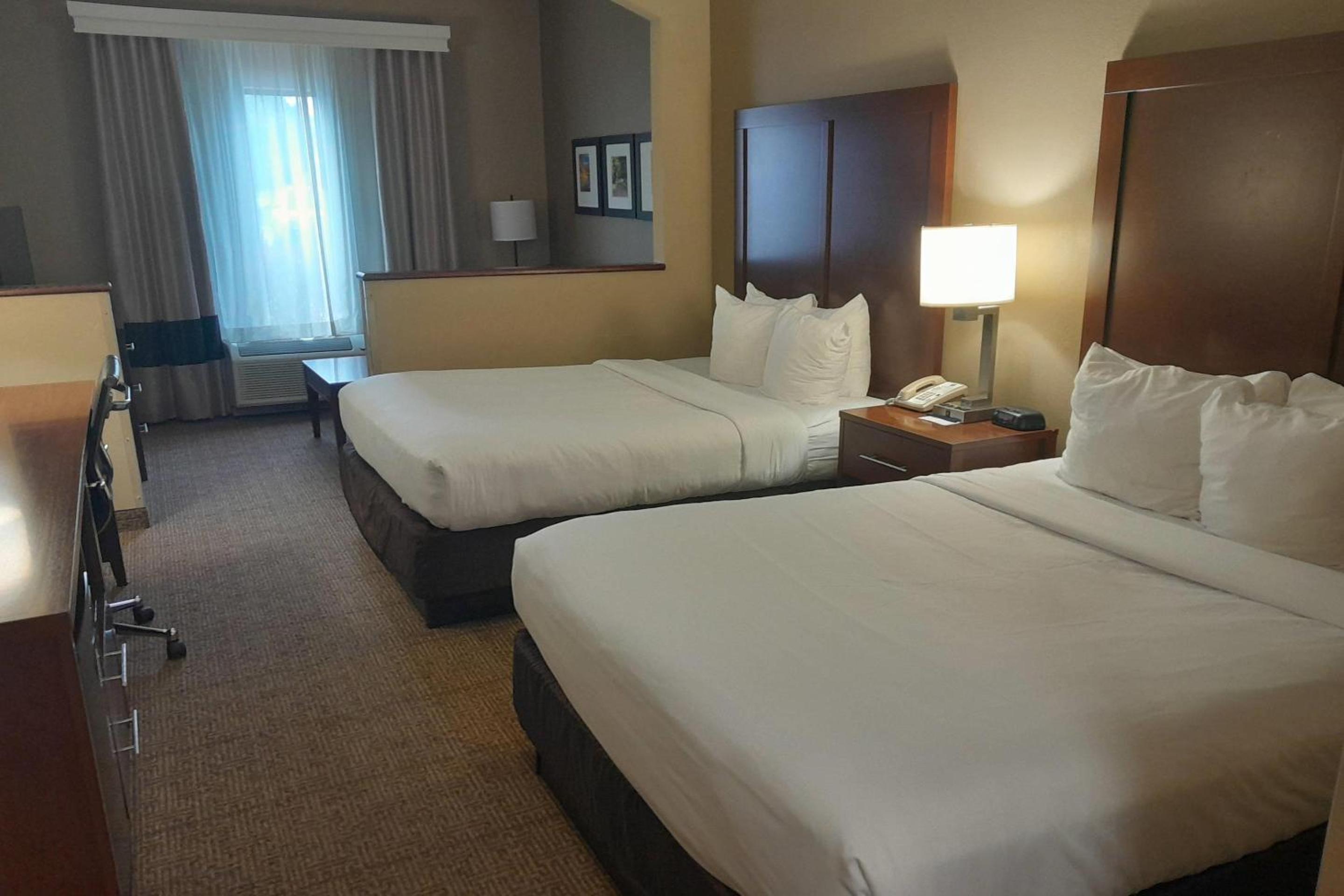 Family Room with Two Queen Beds - Non Smoking/Pet Friendly