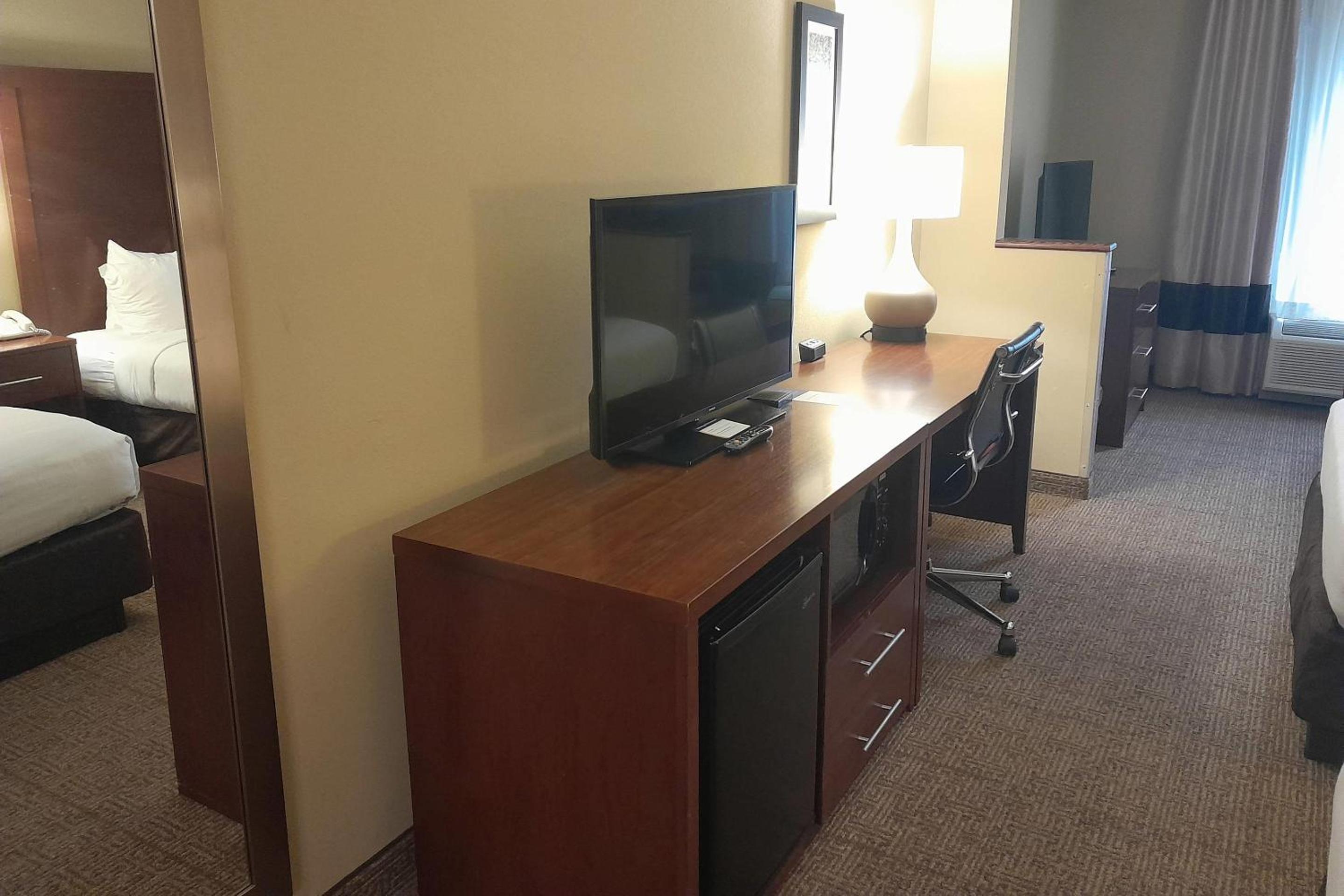 Family Room with Two Queen Beds and Sofa bed - Non Smoking/Pet Friendly photo 2