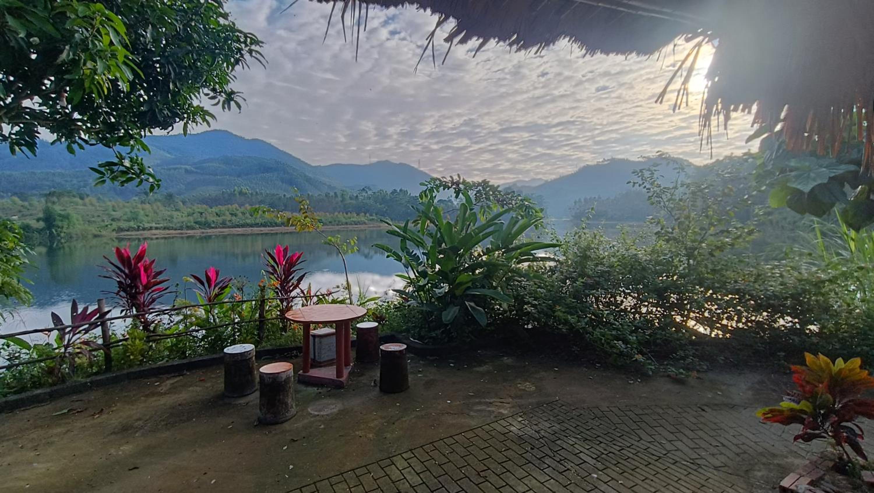 Deluxe Double or Twin Room with Lake View photo 3