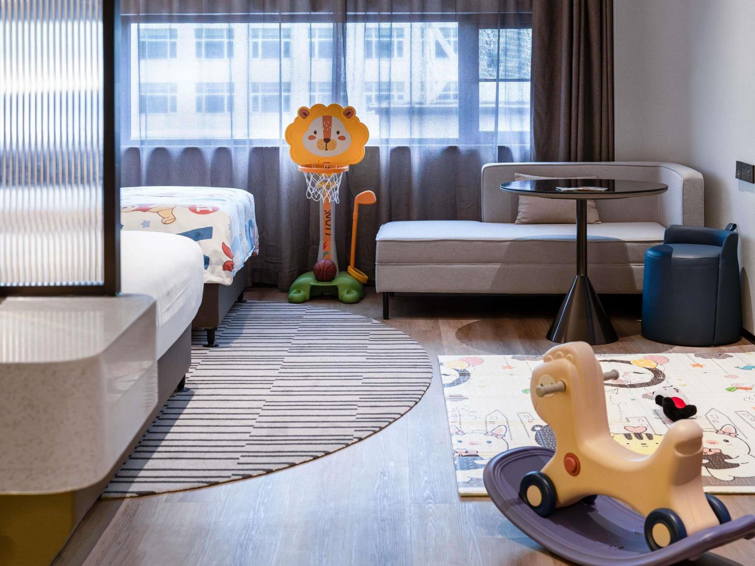 Standard Family Room with One Double Bed and One Single Bed photo 3