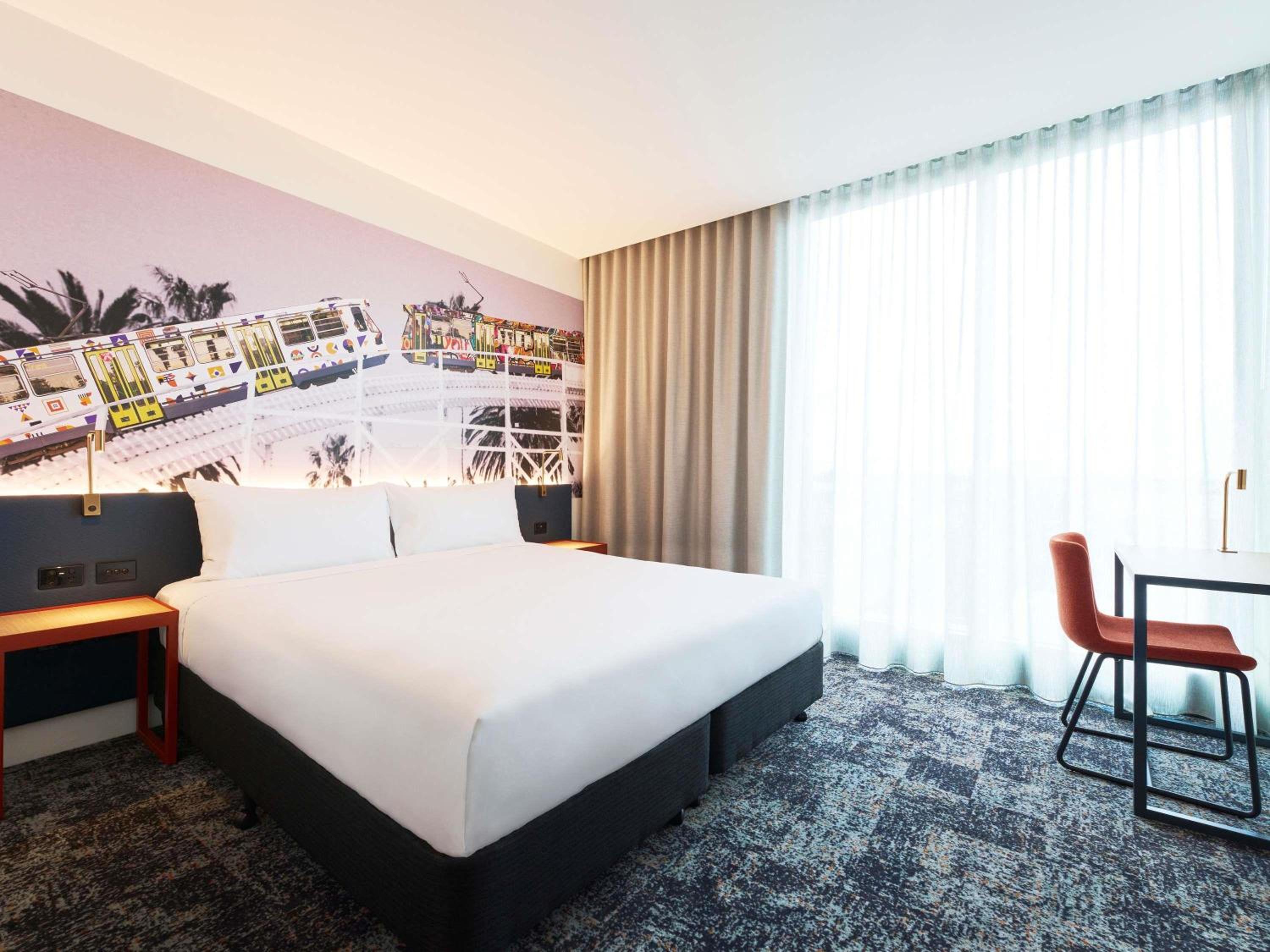 Deluxe King Room with Runway View