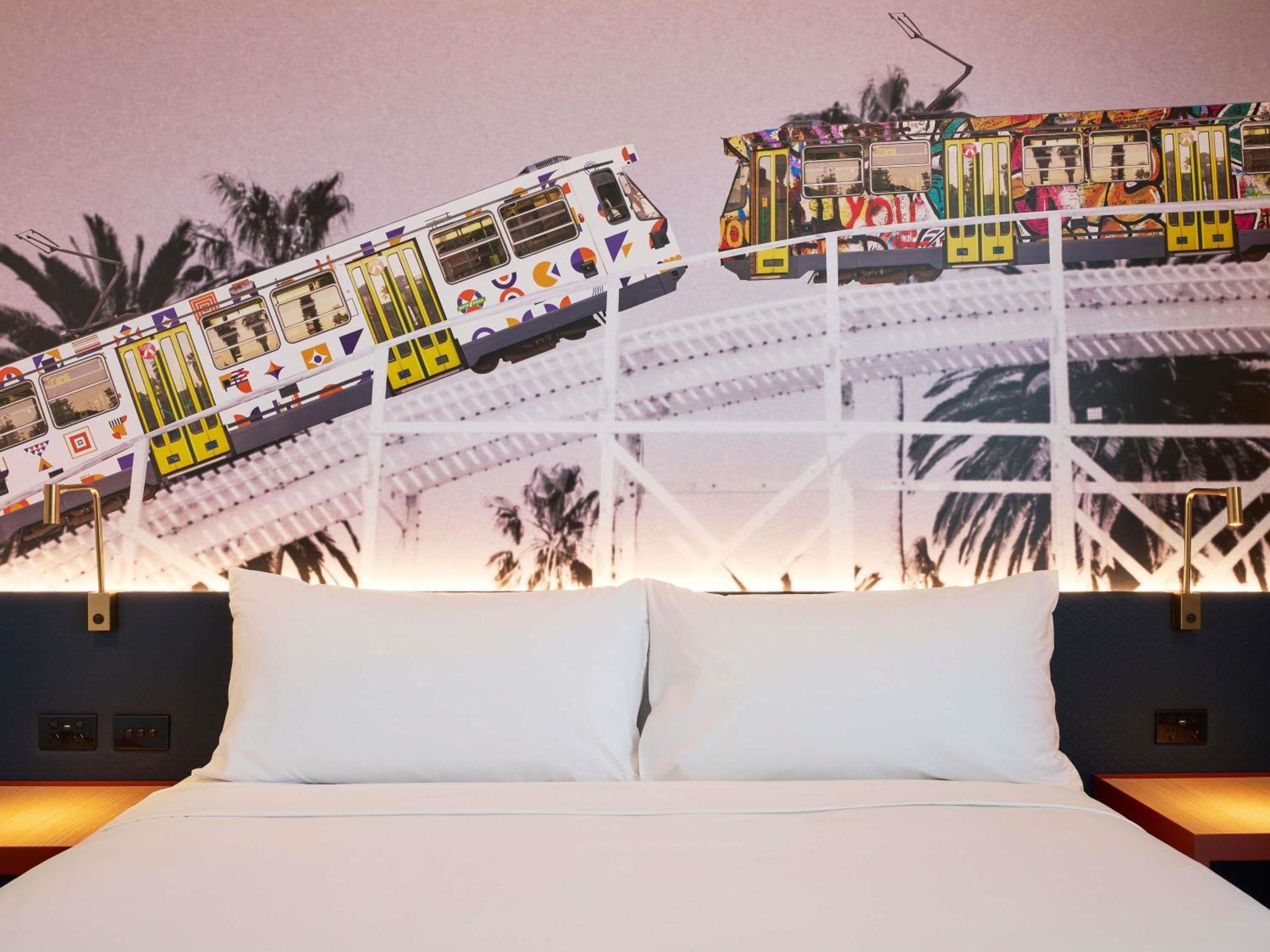 Deluxe King Room with Runway View