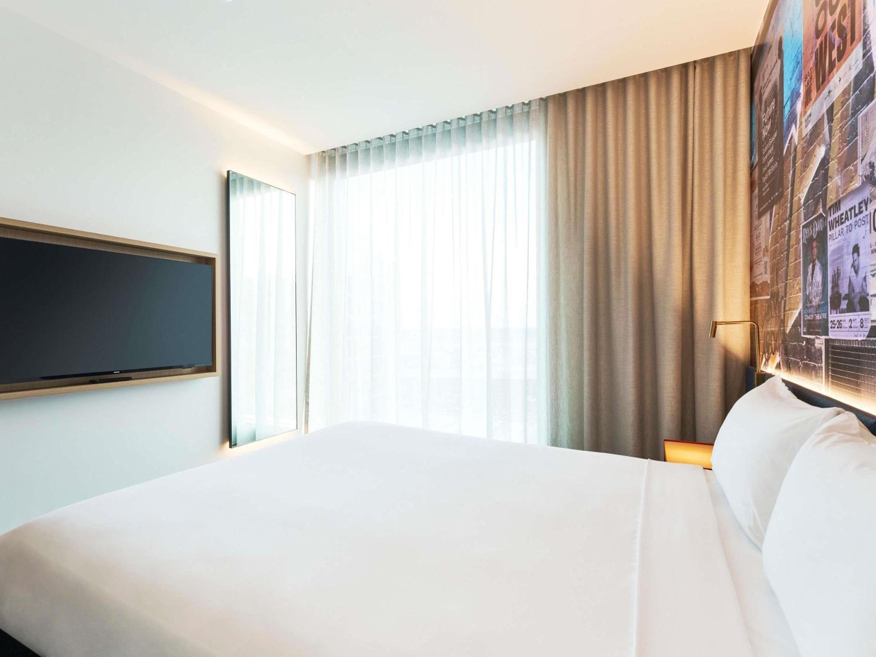 Superior Queen Room with Runway View