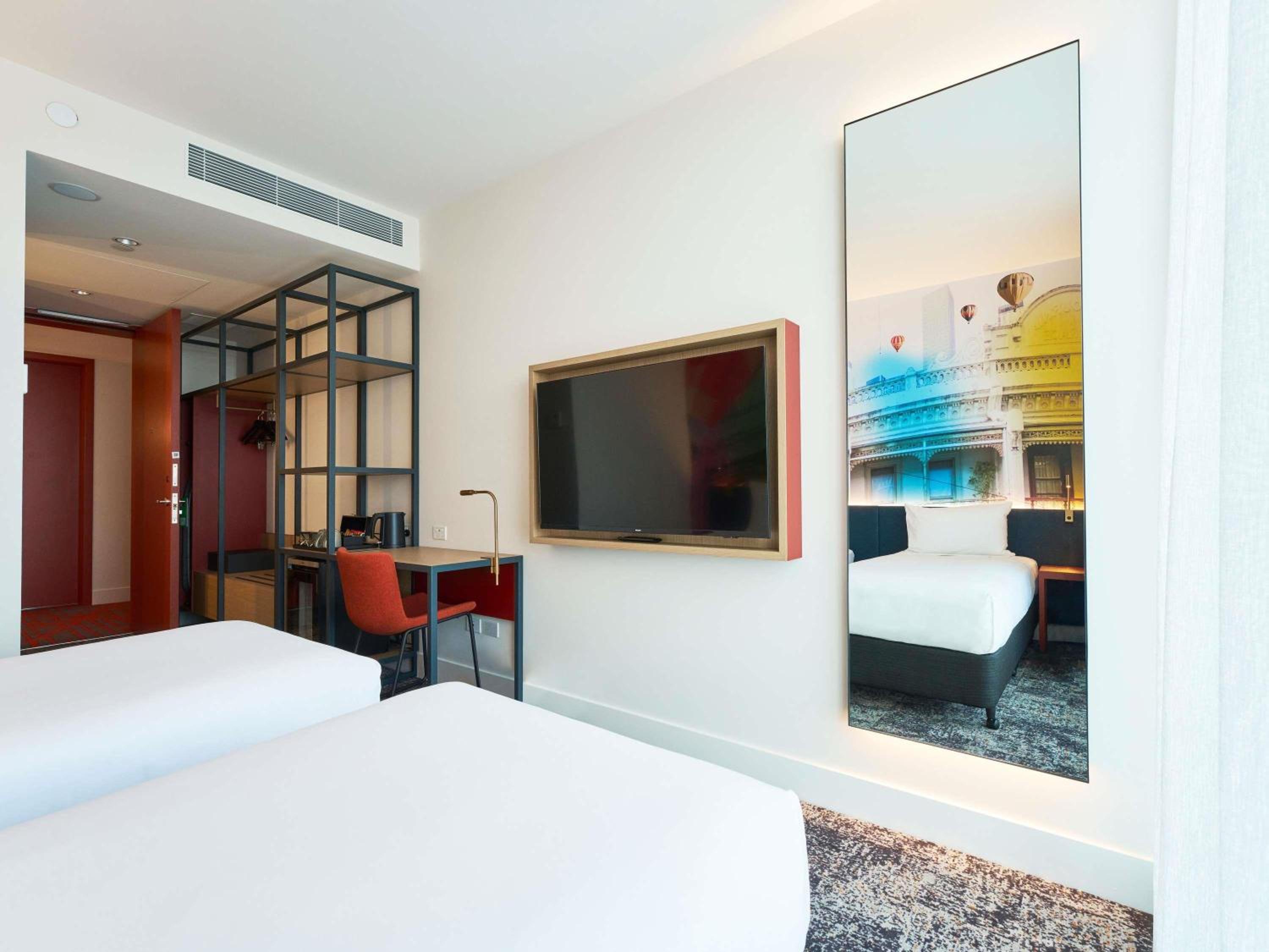 Deluxe Twin Room with Runway View