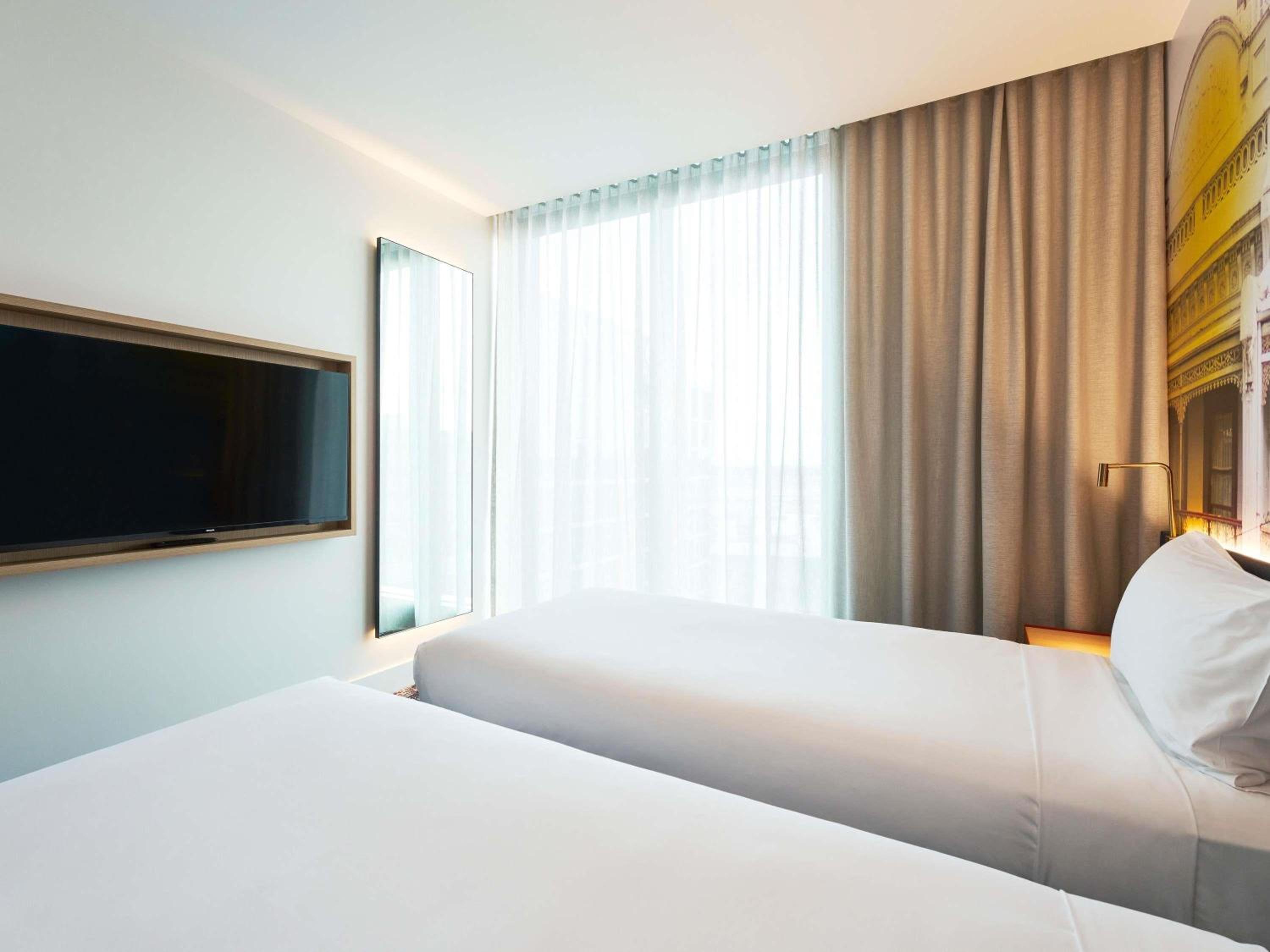 Deluxe Twin Room with Runway View thumbnail 6