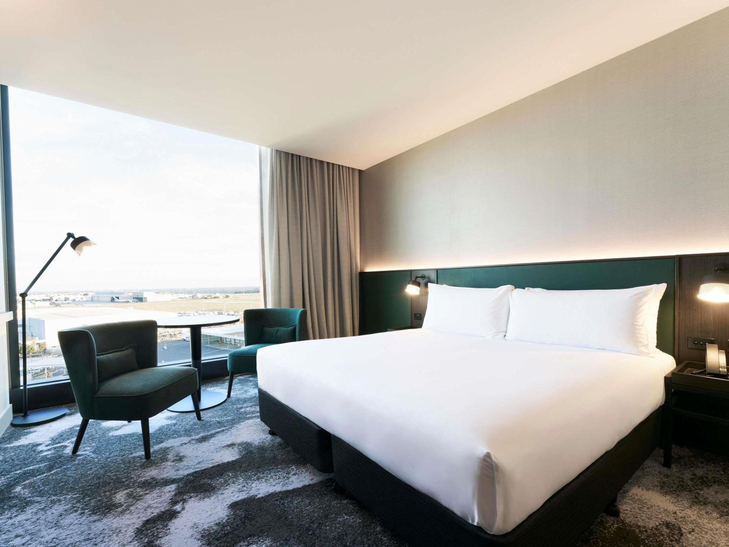 Deluxe King Room with Airport View