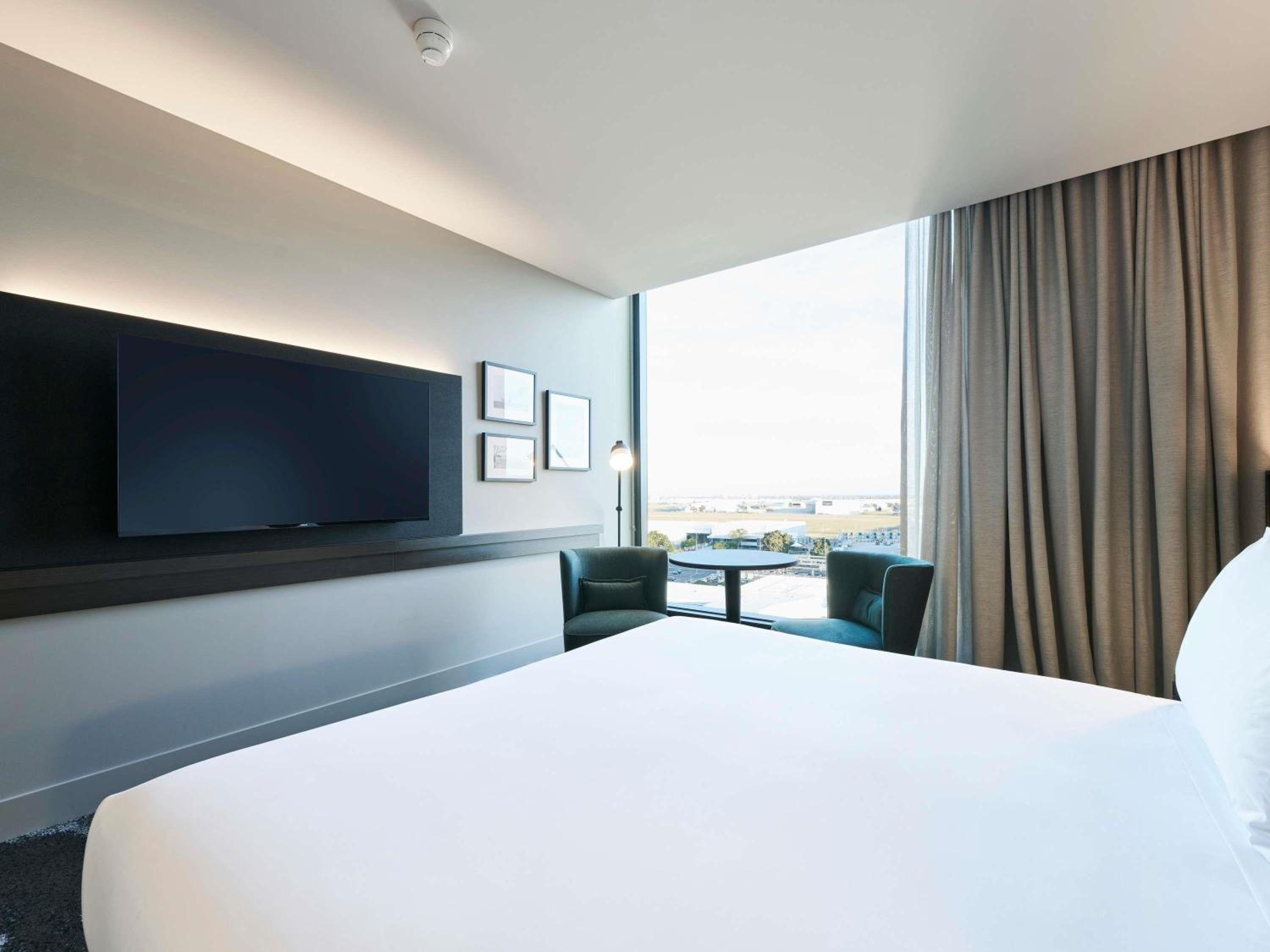 Deluxe King Room with Airport View